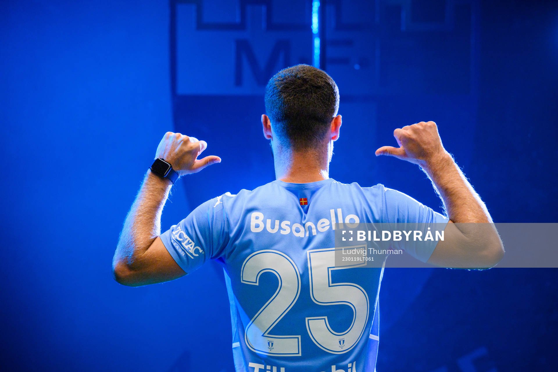 Gabriel Busanello poserar för ett porträtt under en fotografering med Malmö FF den 19 januari 2023 i Malmö. 