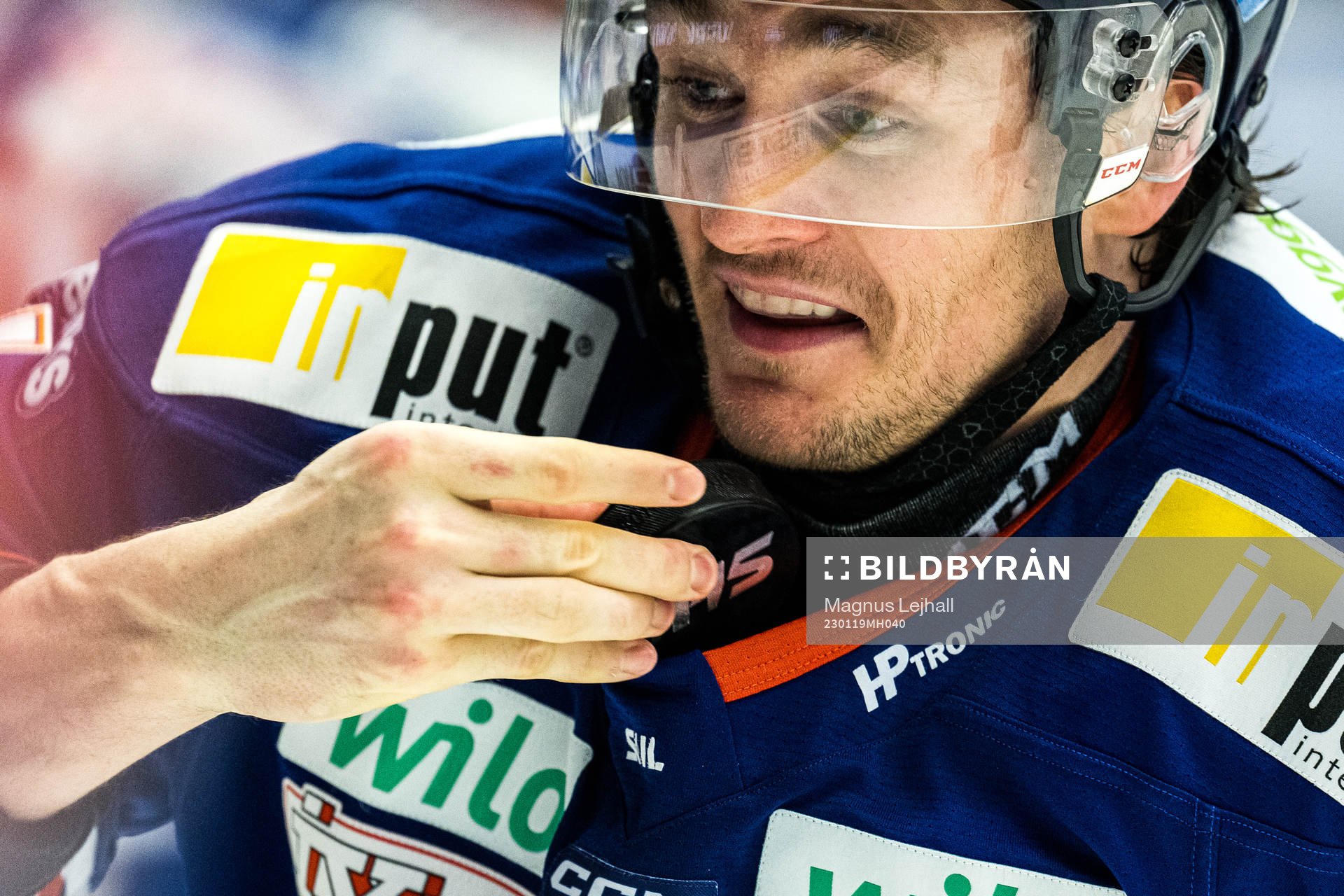 Växjös Keegan Lowe har pucken innanför tröjan