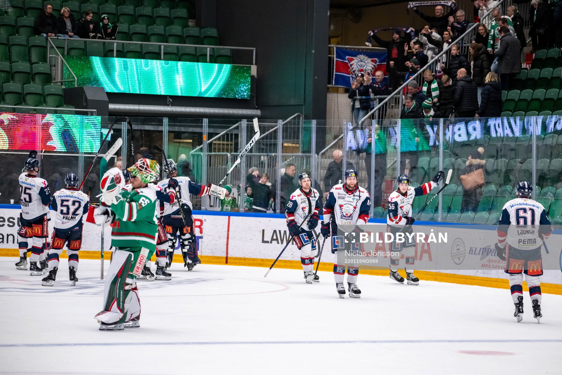 Linköpings spelarna tackar supportrarna