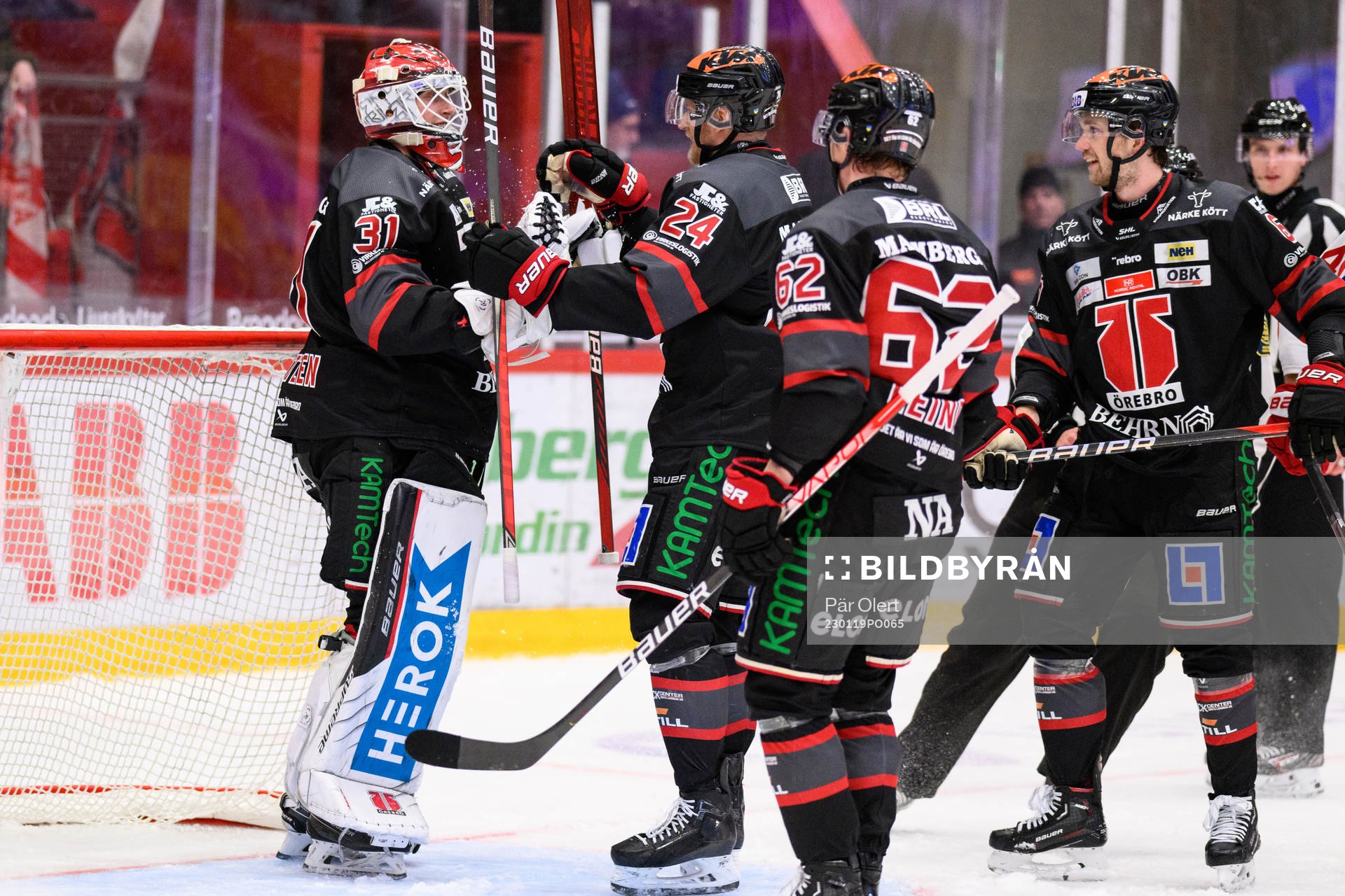 Örebros målvakt Jonas Arntzen och Jani Lajunen jublar