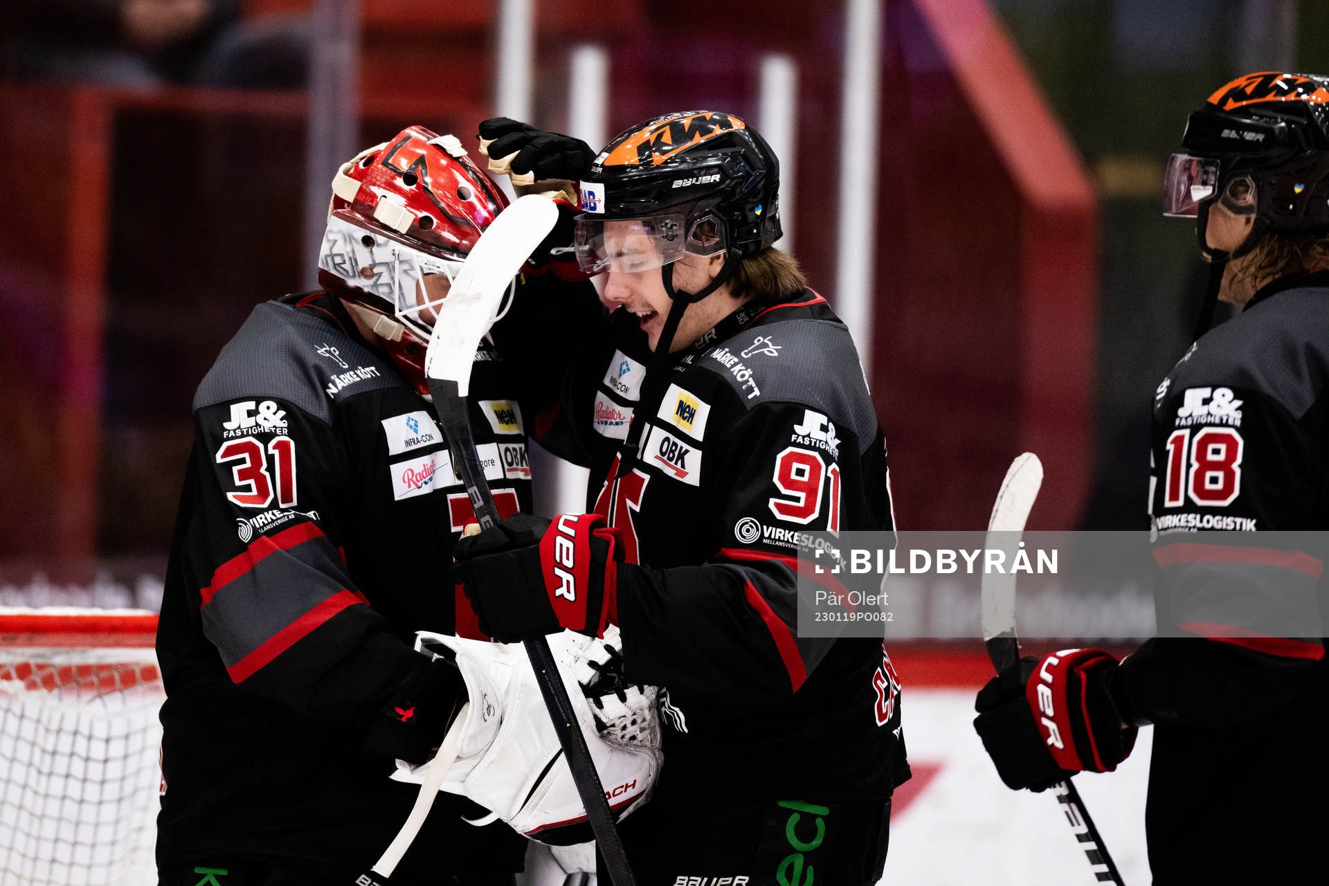 Örebros målvakt Jonas Arntzen och Leo Carlsson jublar