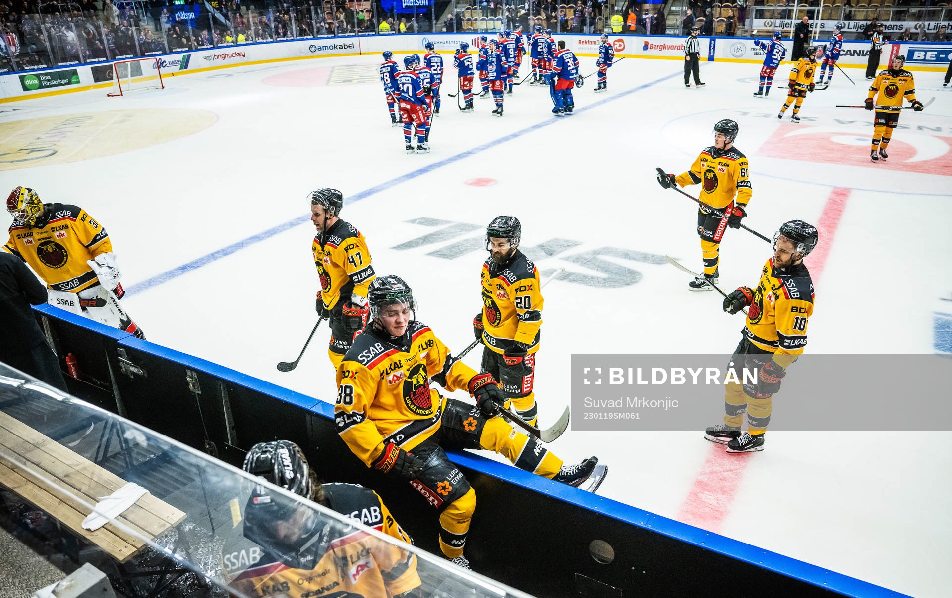 Luleås spelare lämnar isen