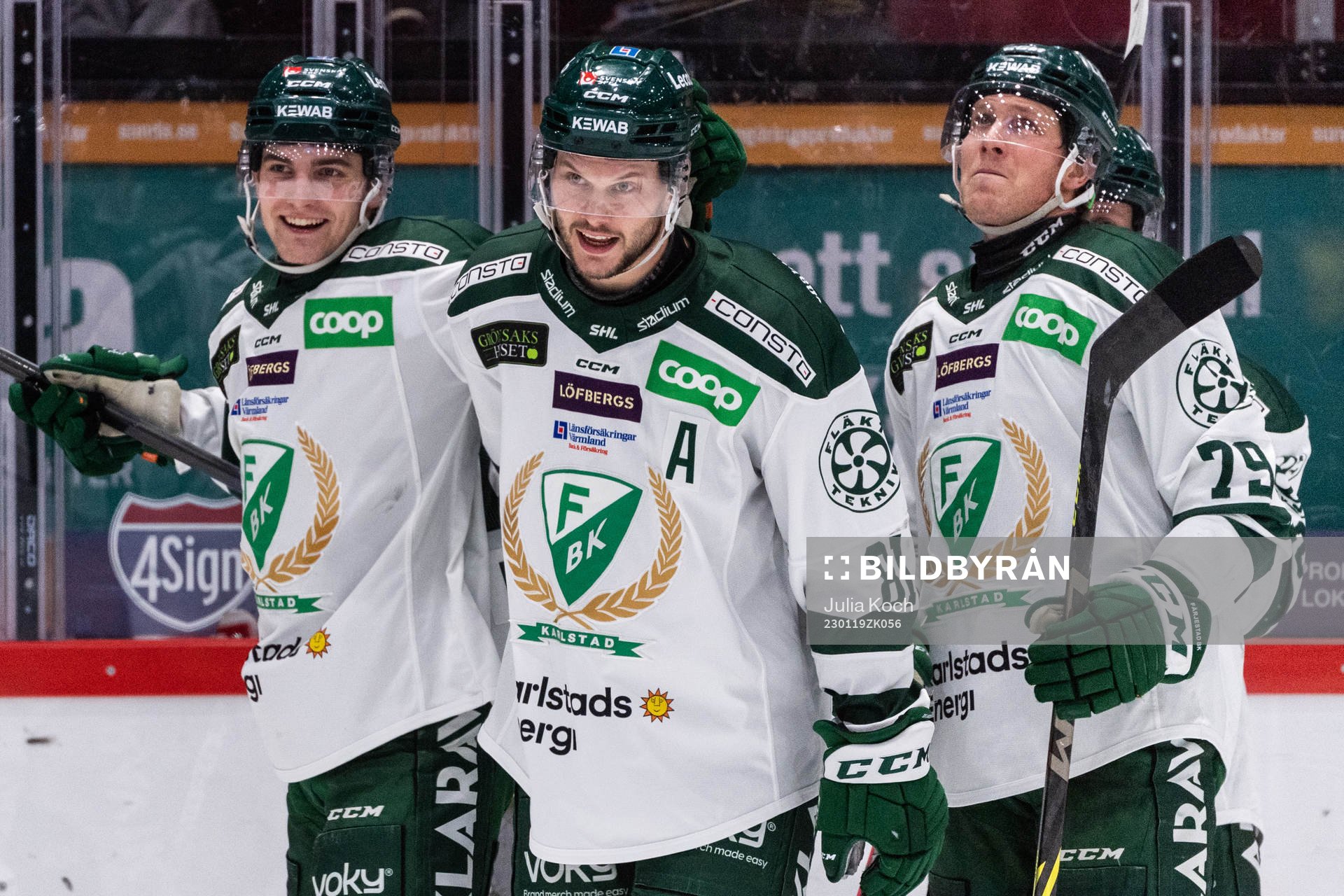Färjestads Theodor Lennström jublar med lagkamrater