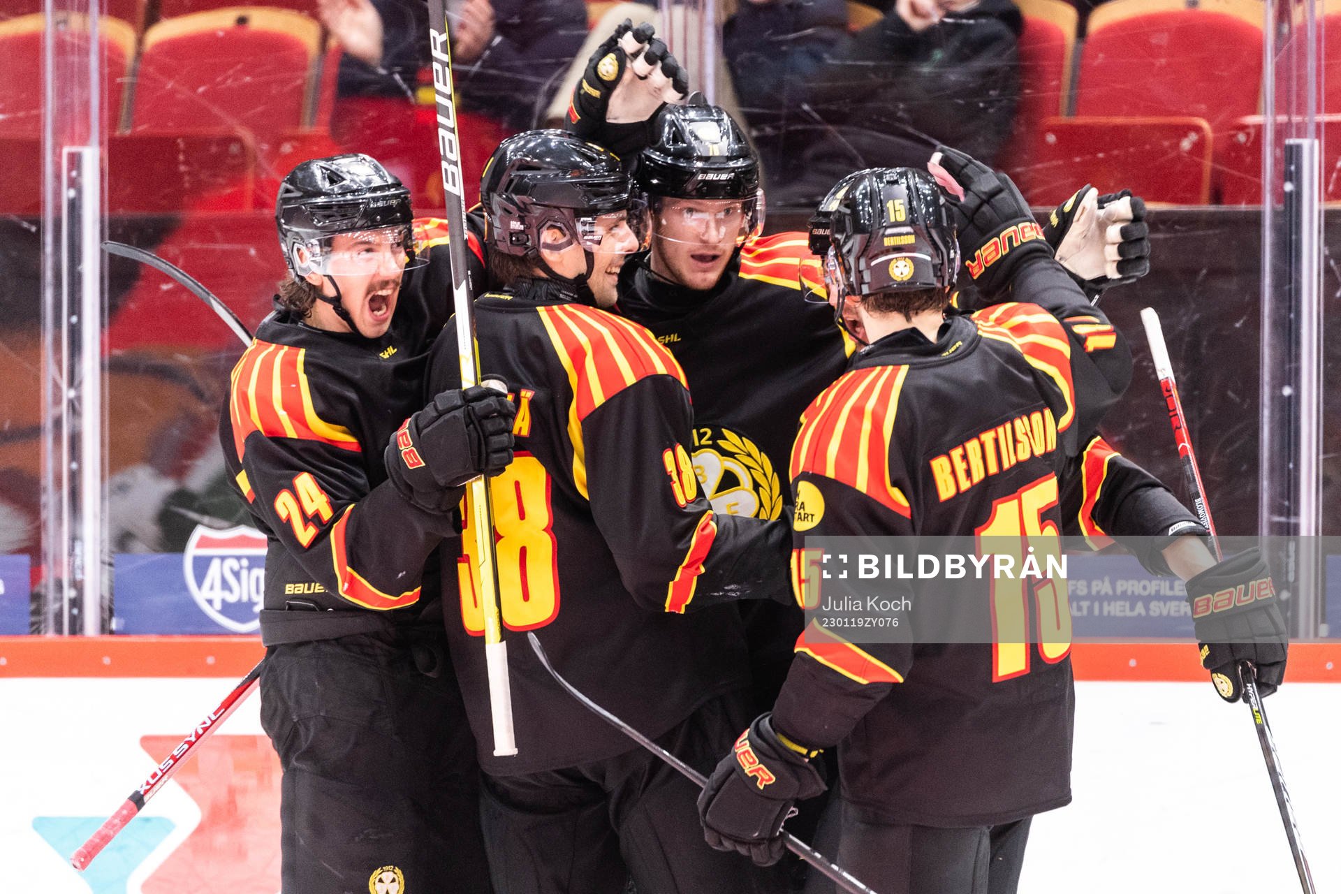 Brynäs Jacob Blomqvist jublar med lagkamrater