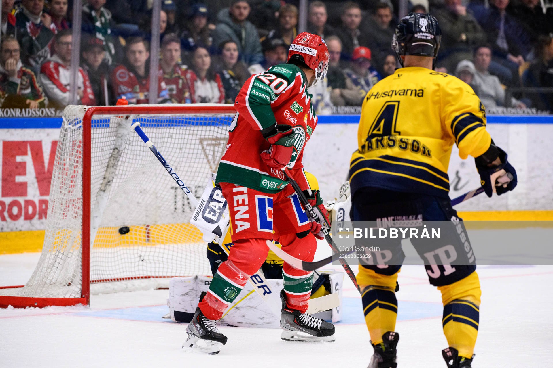 Frölundas Joel Lundqvist ser pucken gå i mål till 2-1
