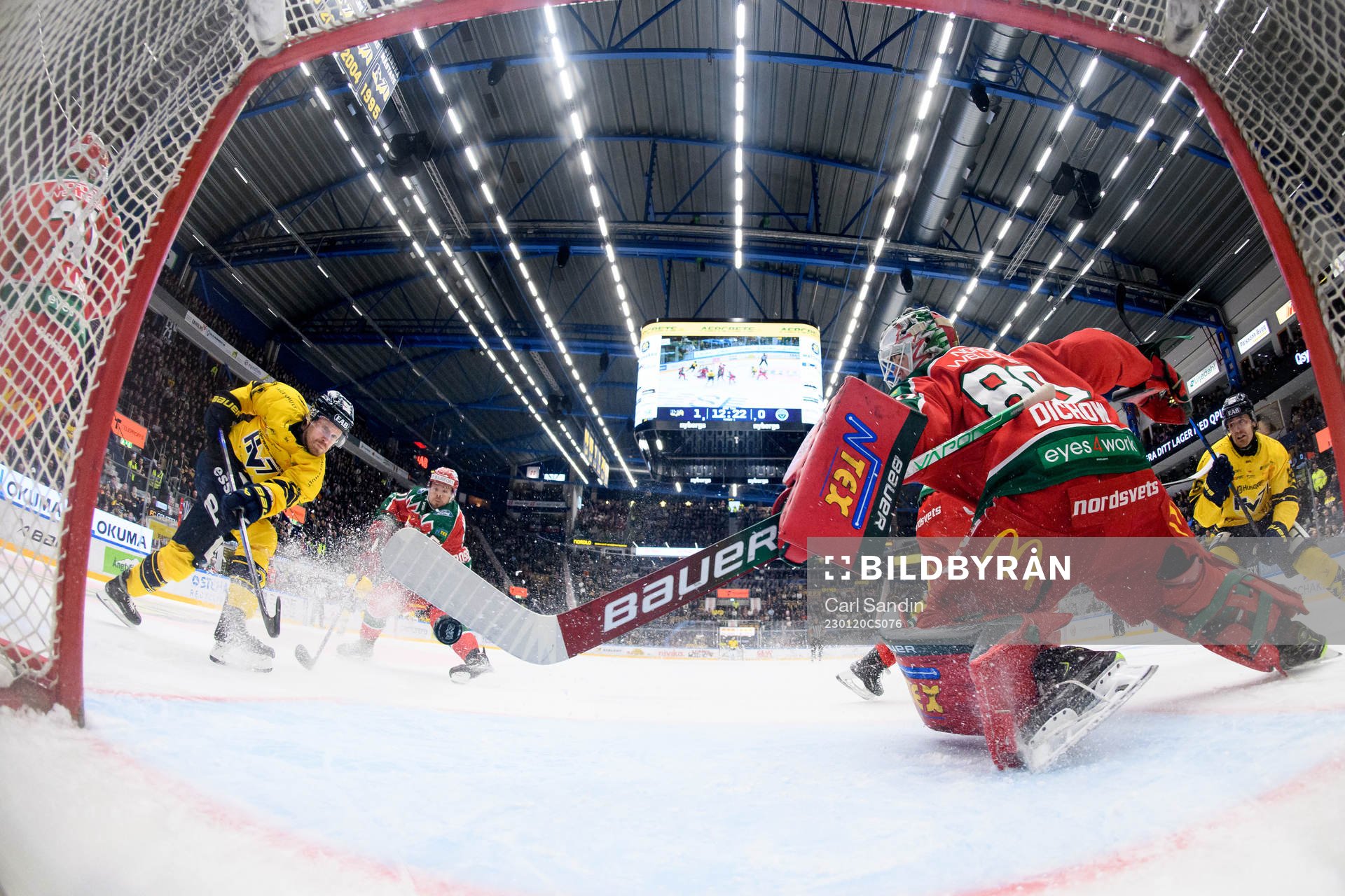HV71s Mattias Tedenby gör 2-0 bakom Frölundas målvakt