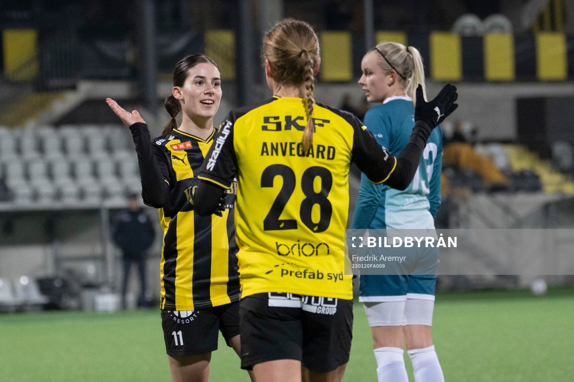 Målskytt Clarissa Larisey och Anna Anvegård jublar