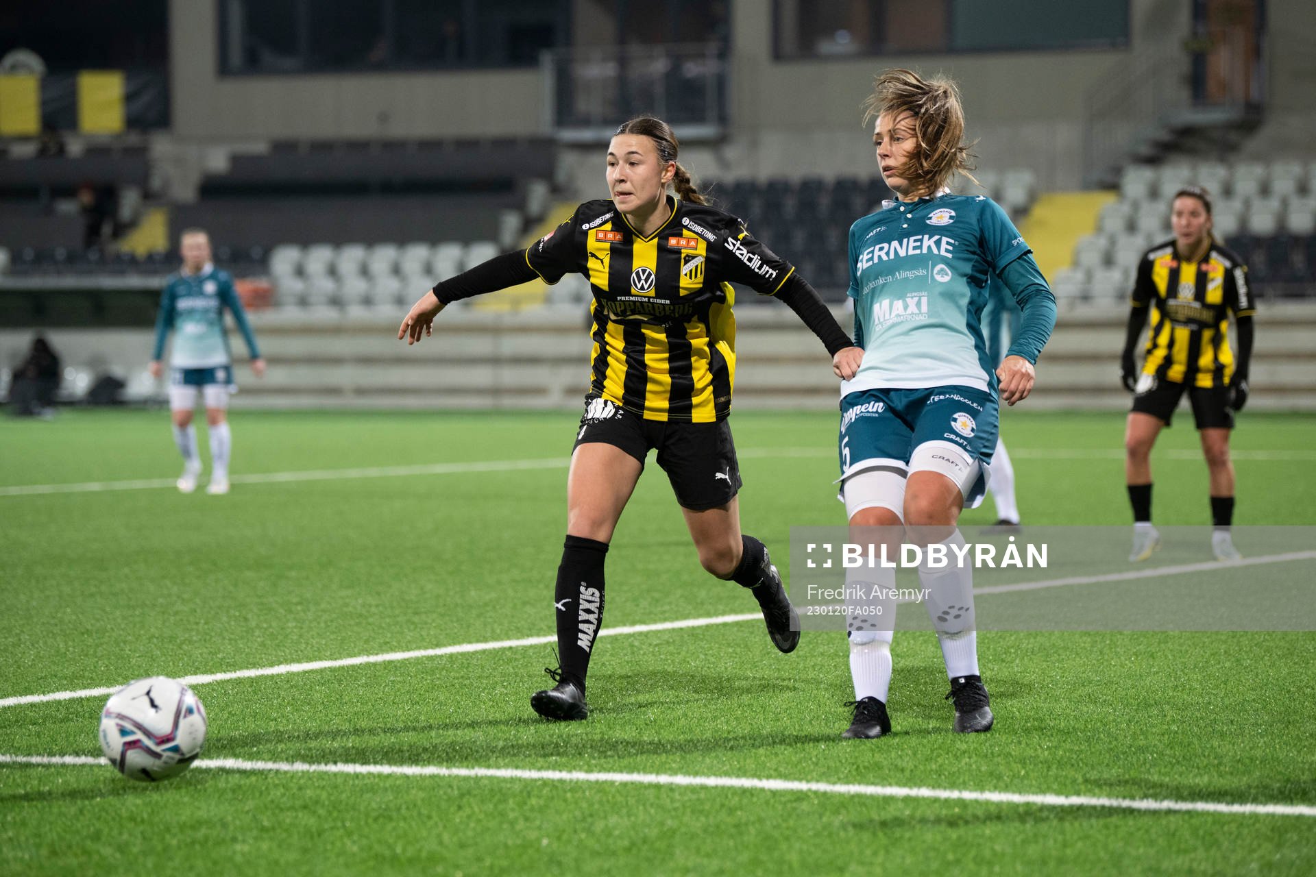 Häckens Alexandra Hellekant och Alingsås Elsa Blomgren under träningsmatchen mellan Häcken och Alingsås den 20 januari 2023 i Göteborg. 