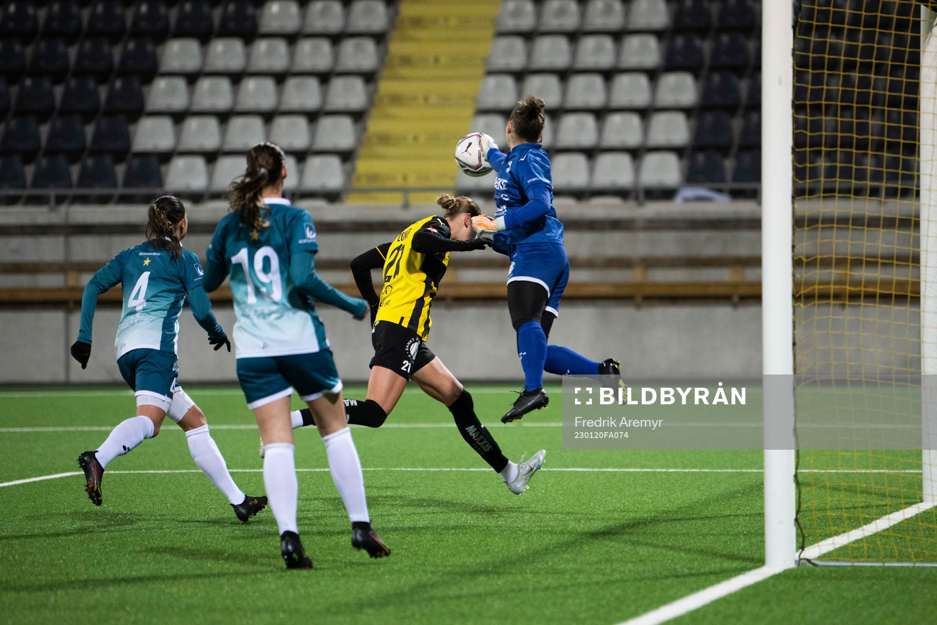 Häckens Dilja Yr Zomers och Alingsås Målvakt Rebecka Riestola under träningsmatchen mellan Häcken och Alingsås den 20 januari 2023 i Göteborg.