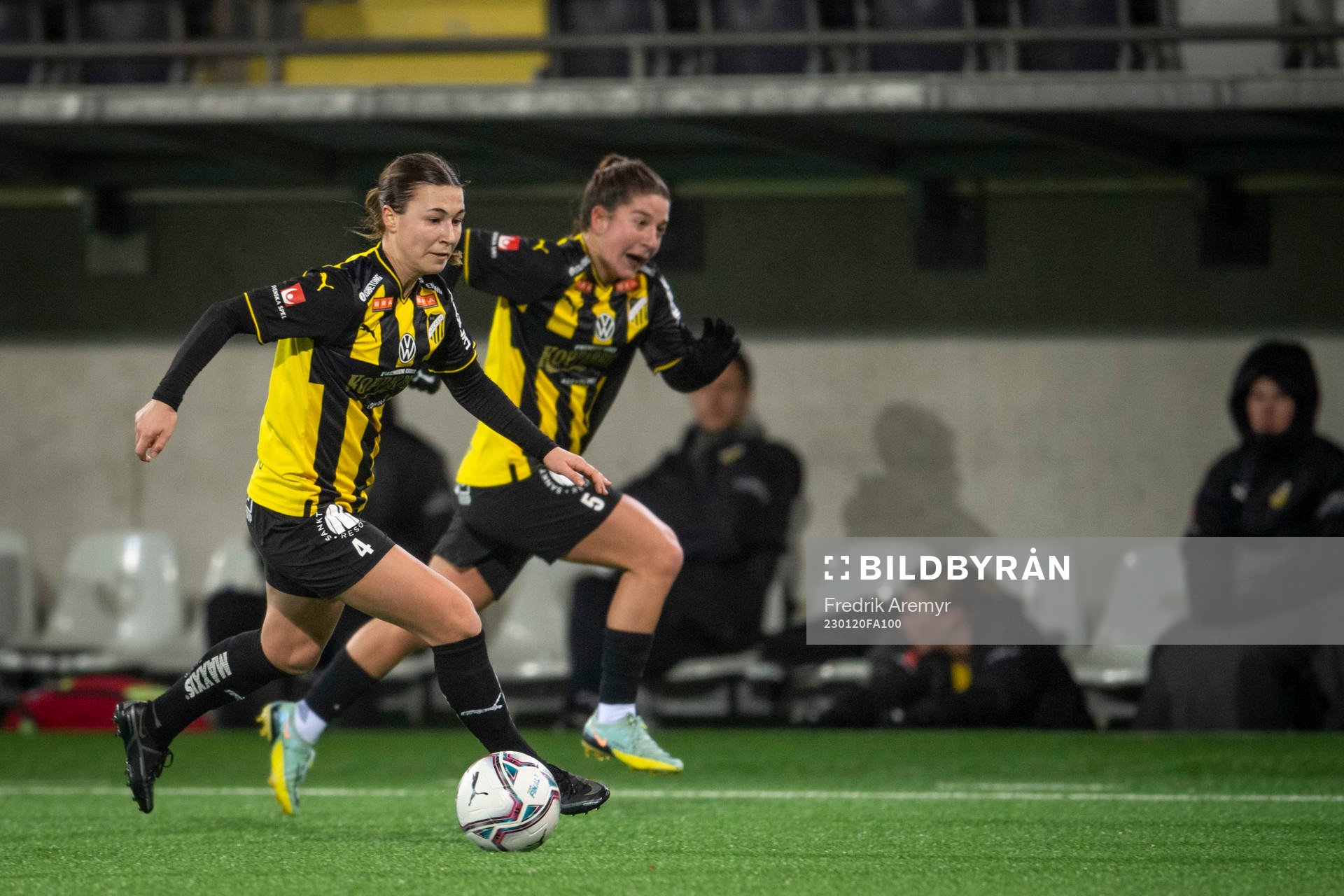 Häckens Alexandra Hellekant och Ruby Grant