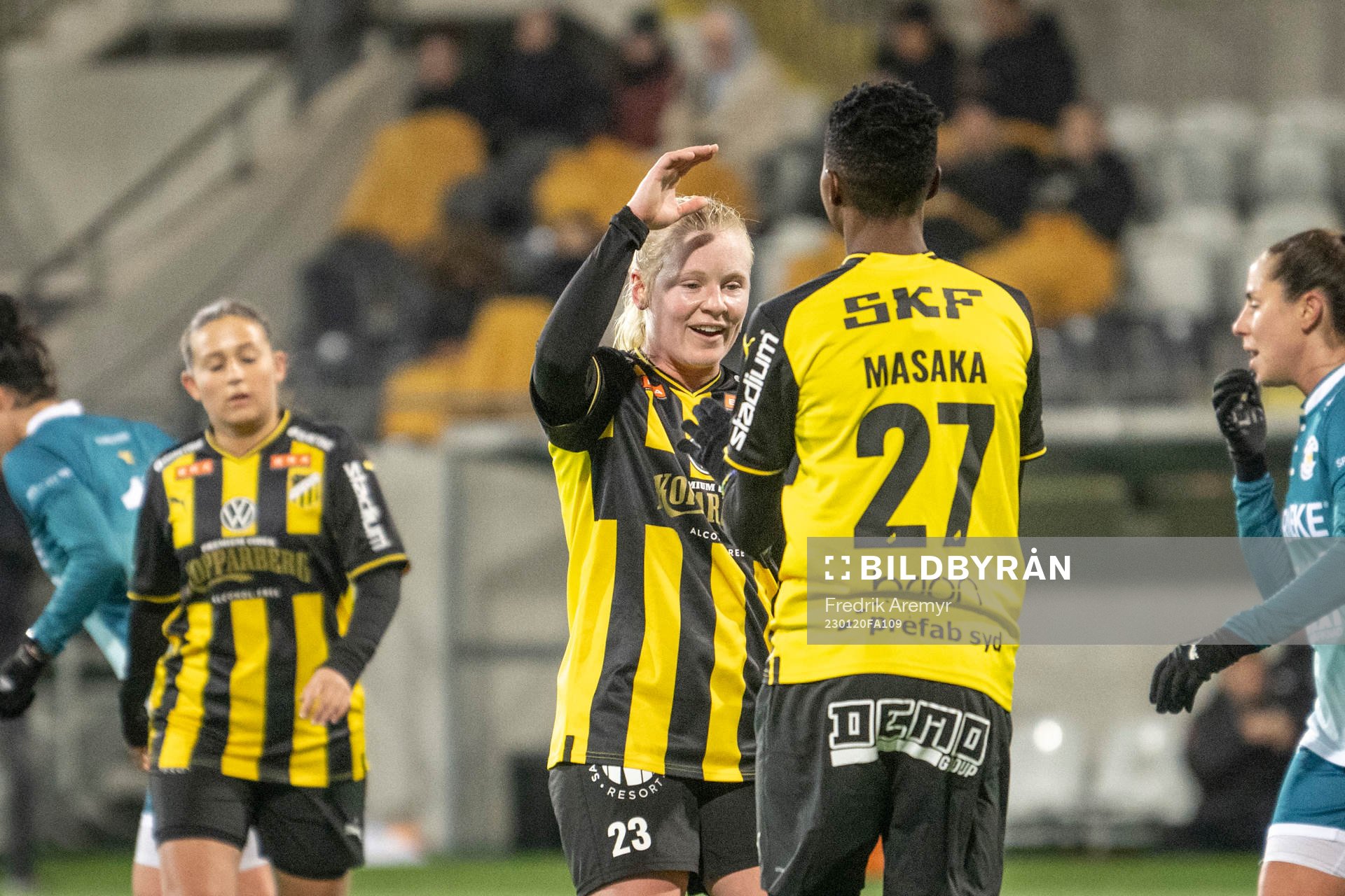 Häckens Aleigh Cambone och målskytten Aisha Masaka jublar