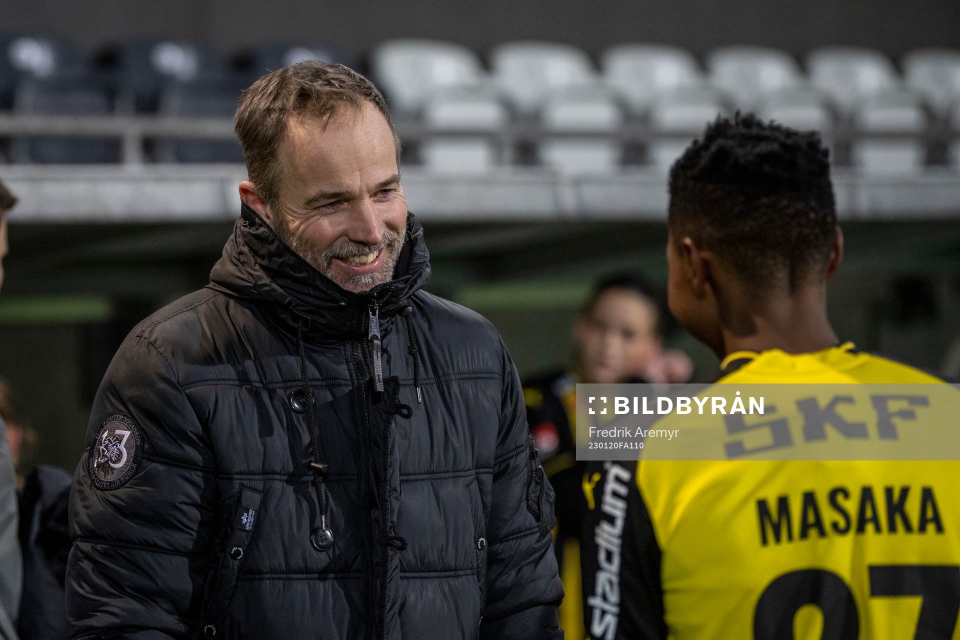 Häckens Fotbollsansvarig dam elit Christian Lundström jublar tillsammans med Aisha Masaka efter träningsmatchen mellan Häcken och Alingsås den 20 januari 2023 i Göteborg.