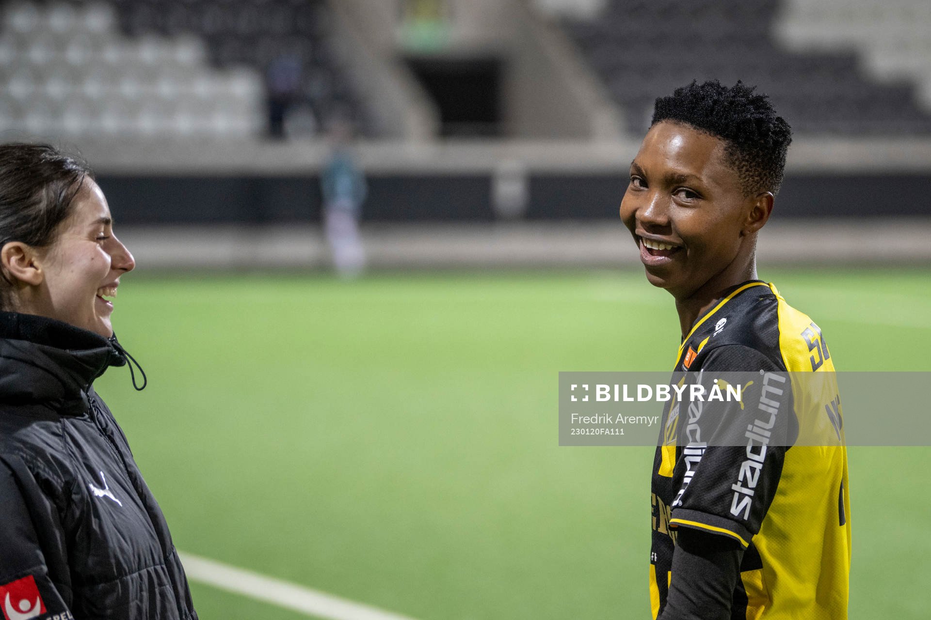 Häckens Clarissa Larisey och Aisha Masaka jublar