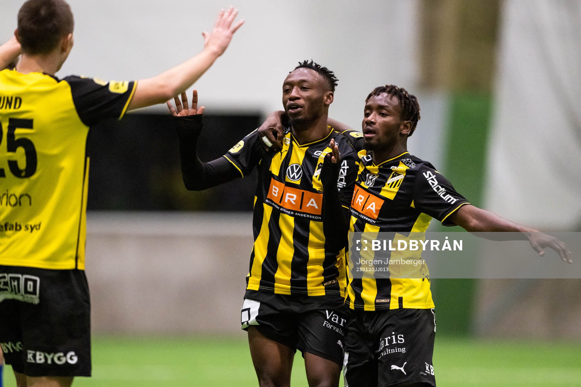 Häckens Benie Traore och Ibrahim Sadiq jublar