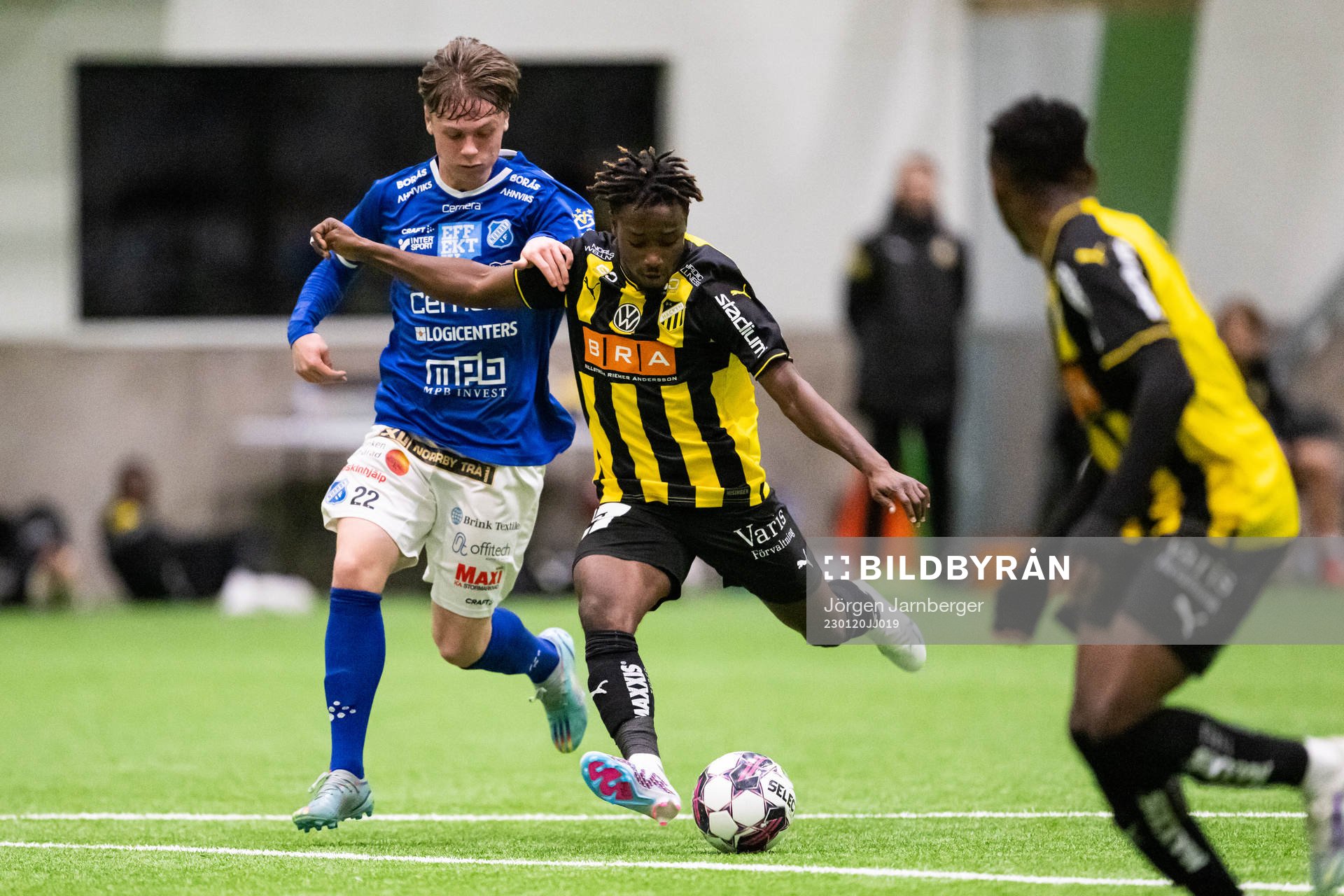 Norrbys Teo Helge och Häckens Ibrahim Sadiq under träningsmatchen mellan Norrby och Häcken den 20 januari 2023 i Borås. 