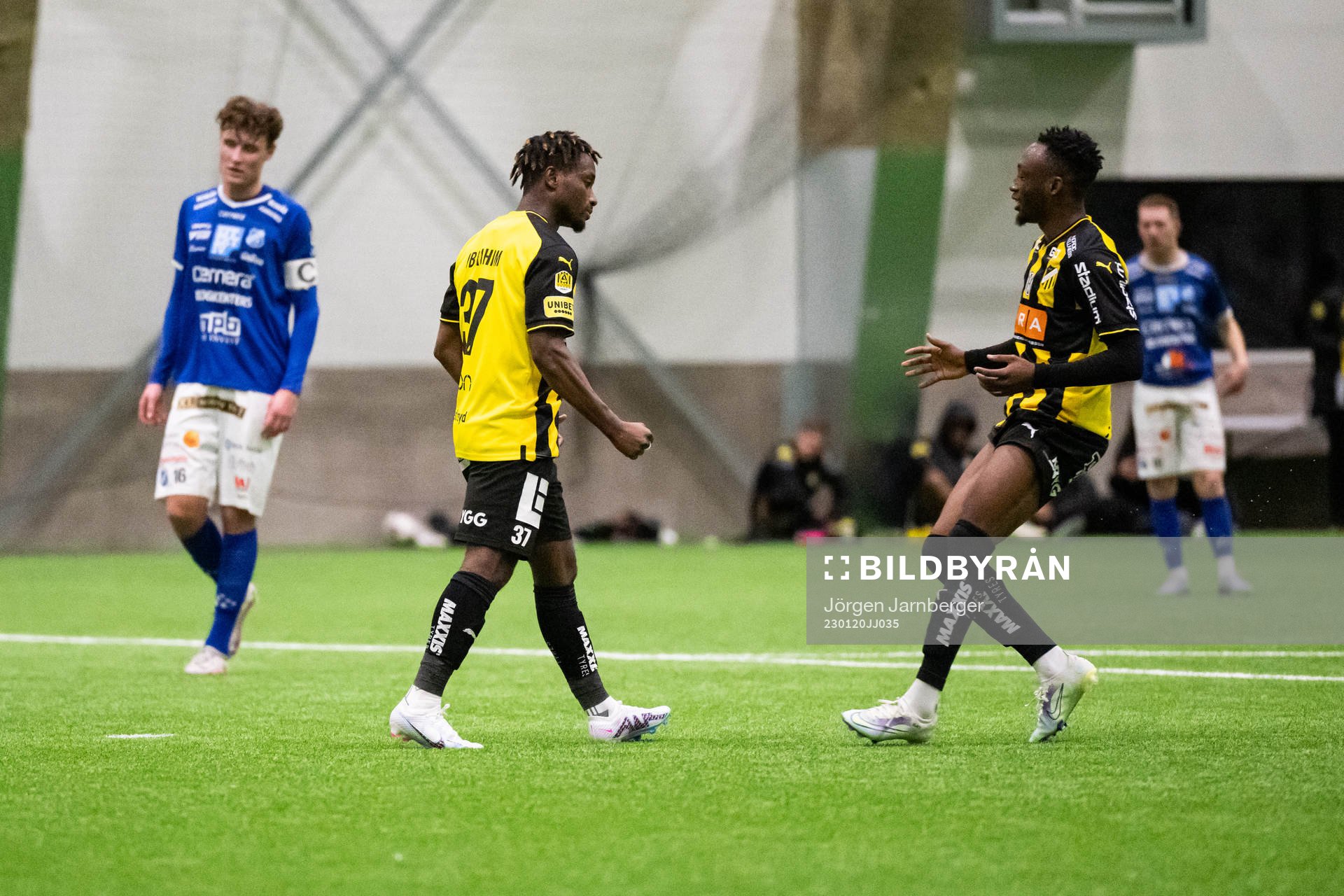 Häckens Ibrahim Sadiq jublar med Benie Traore