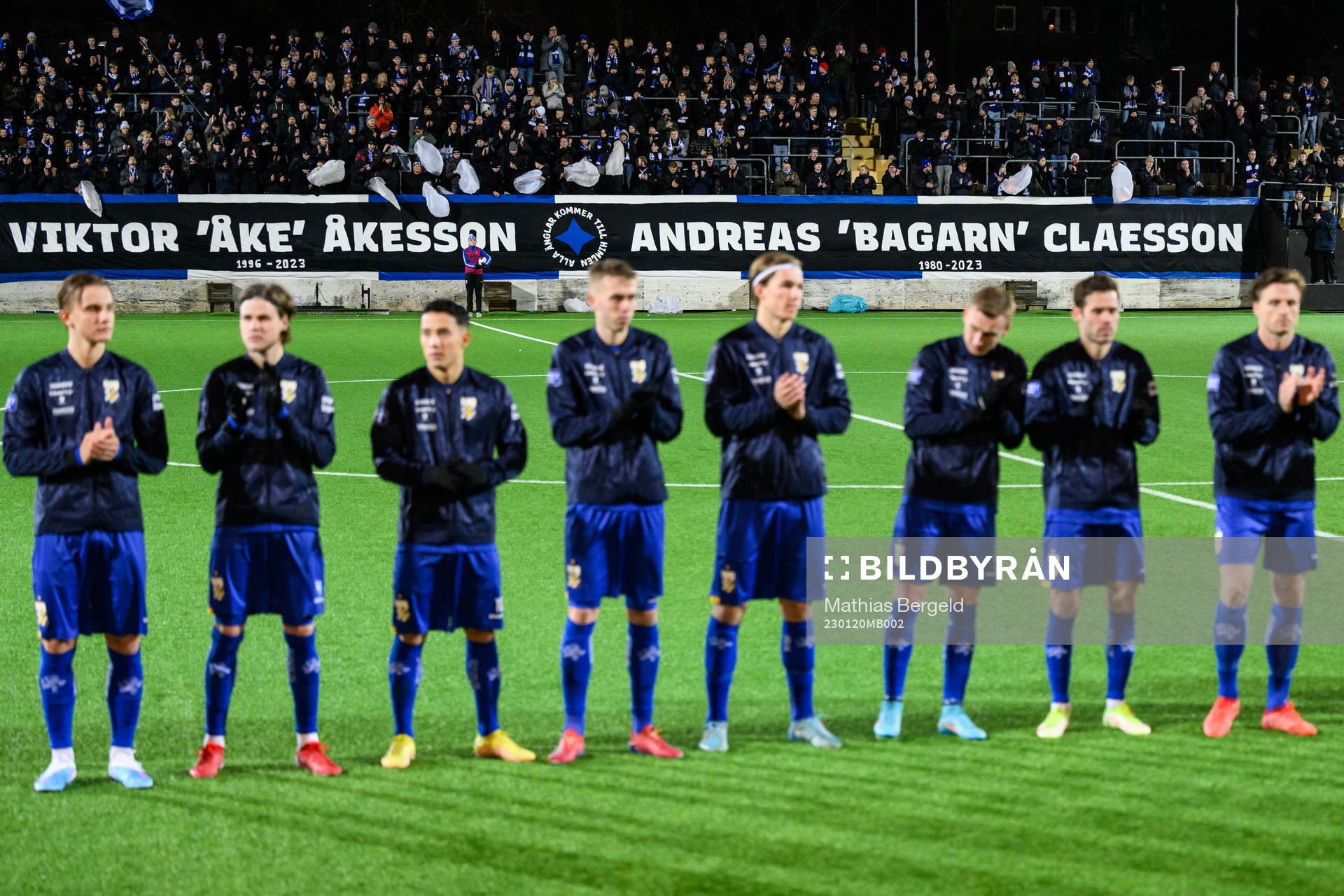 Tv åavkidna supportrar hedras med en applåd och banderoll