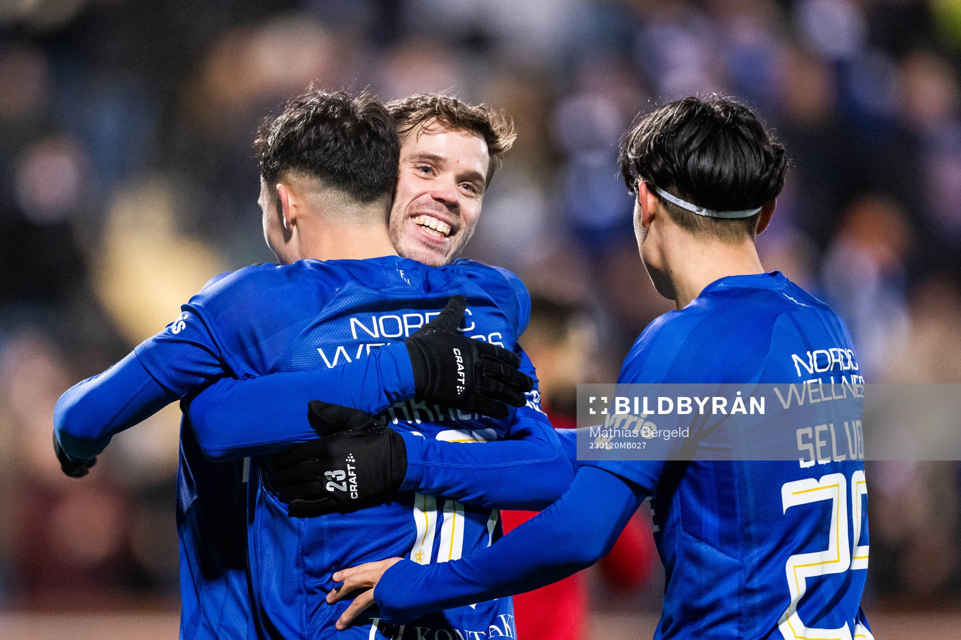 IFK Göteborgs Emil Salomonsson jublar med Hussein Carneil och Johannes Selvén efter att han gjkort 3-0 under träningsmatchen i fotboll mellan IFK Göteborg och Degerfors den 20 januari 2023 i Göteborg.