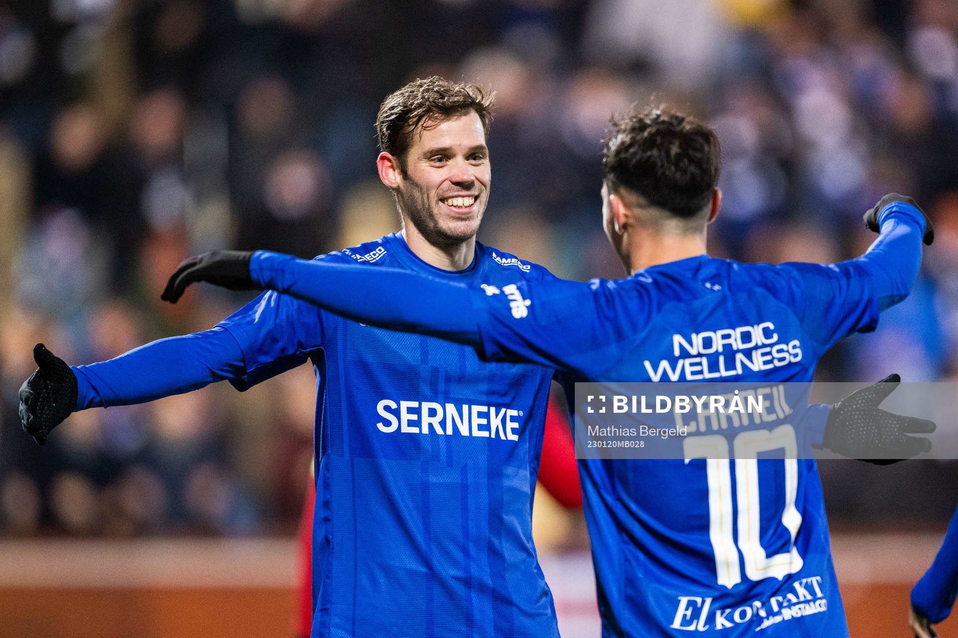 IFK Göteborgs Emil Salomonsson jublar med Hussein Carneil