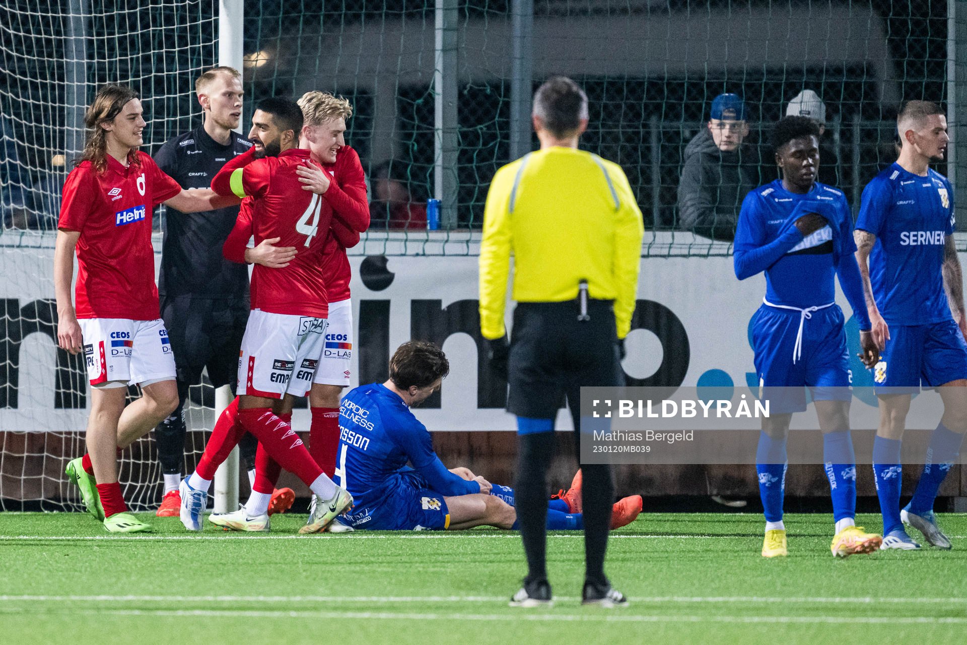 Degerfors Benjamin Buisson och Sean Sabetkar jublar med