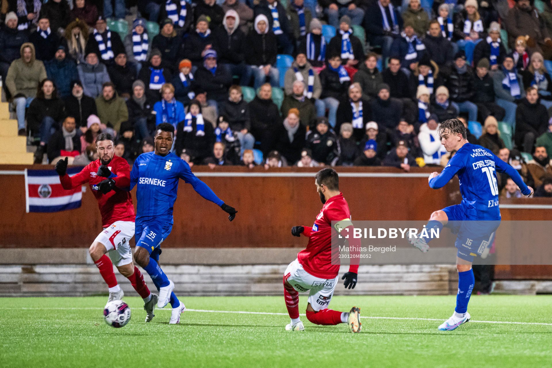 Degerfors Karim Mammar och Sean Sabetkar försvarar när