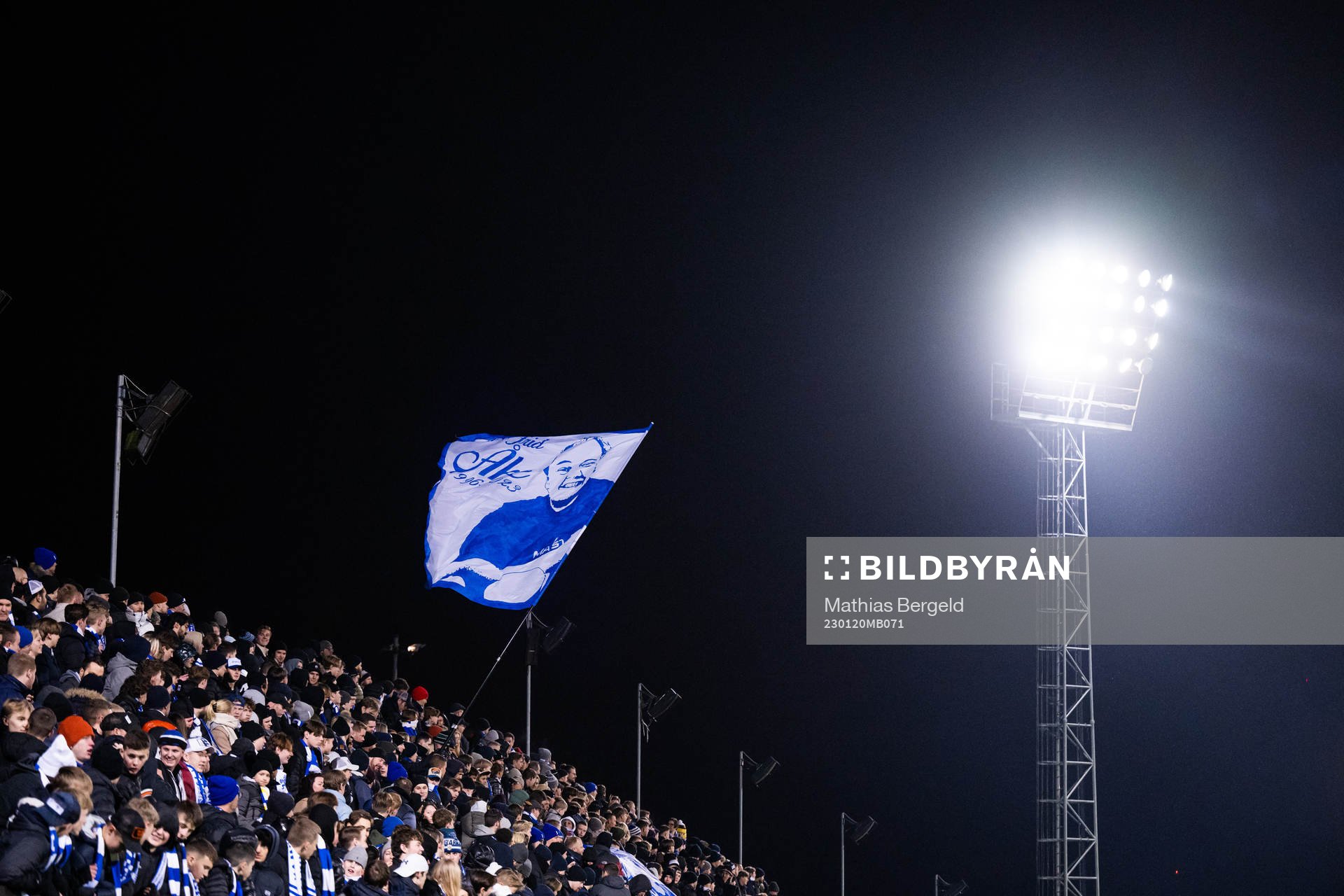 IFK Göteborgs supportrar med med en flagga för att hedra