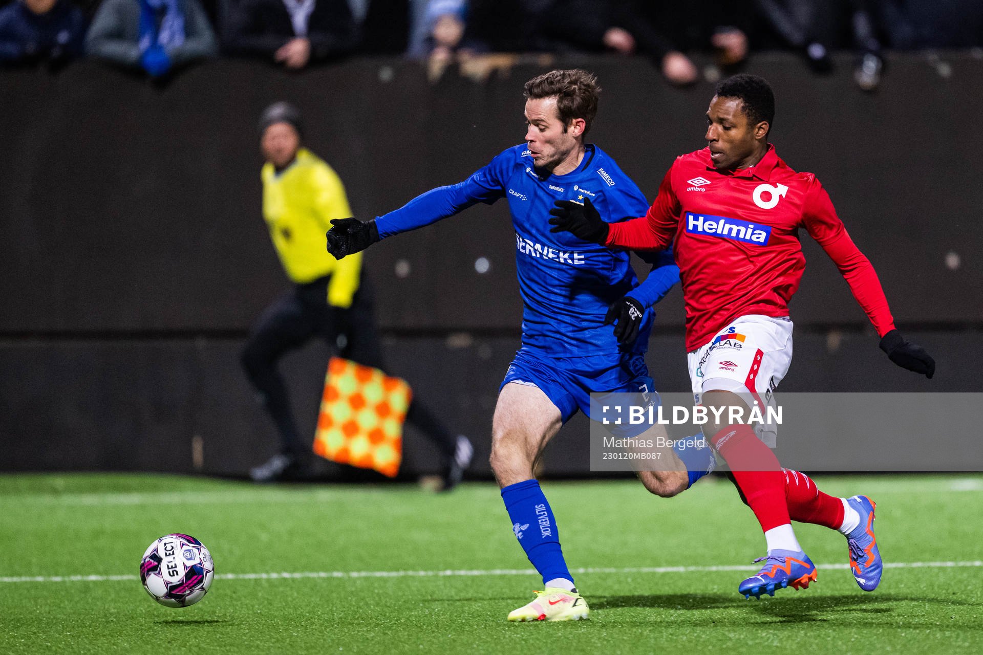 IFK Göteborgs Emil Salomonsson och Degerfors Joe Gyau