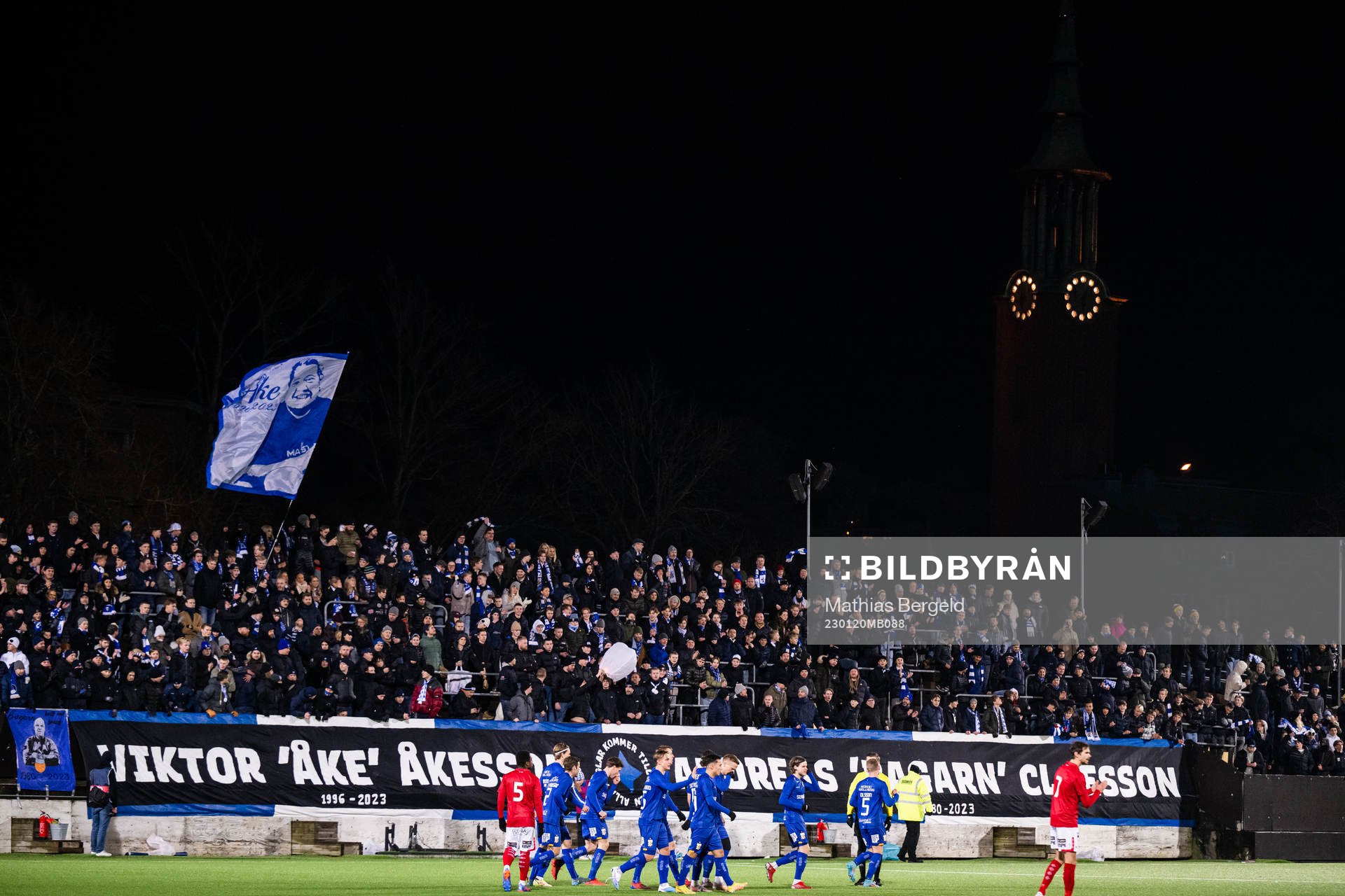 IFK Göteborgs Sebastian Ohlsson jublar med lagkamrater efter att han gjort 1-0 och supportrarna har en banderoll för att hedra avlidna Viktor Åkesson och Andreas Claessonunder träningsmatchen i fotboll mellan IFK Göteborg och Degerfors den 20 januari 2023 i Göteborg.
