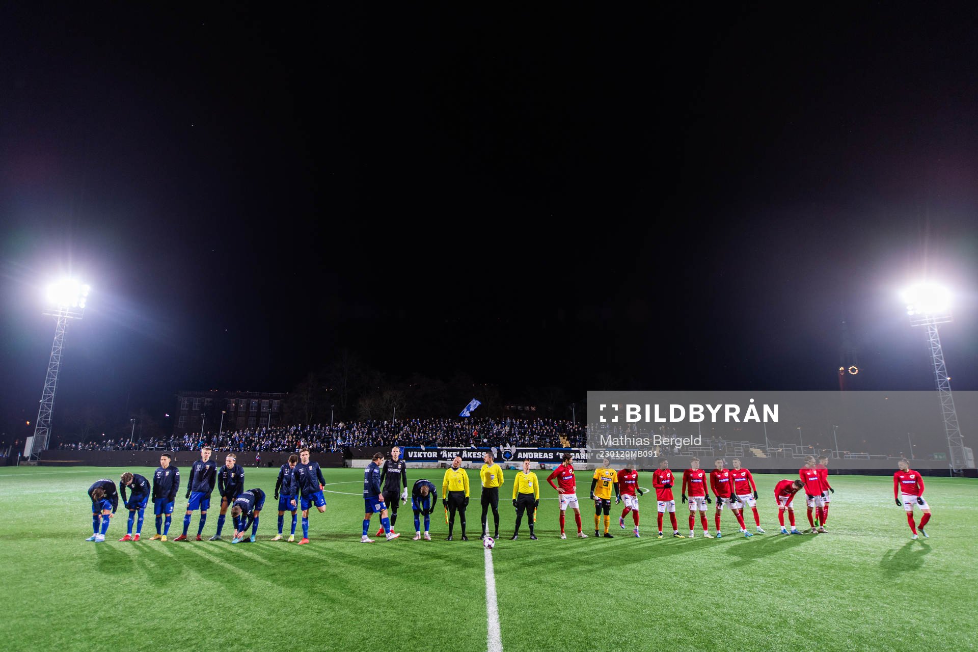 IFK Göteborgs och Degerfors spelare vid line up med