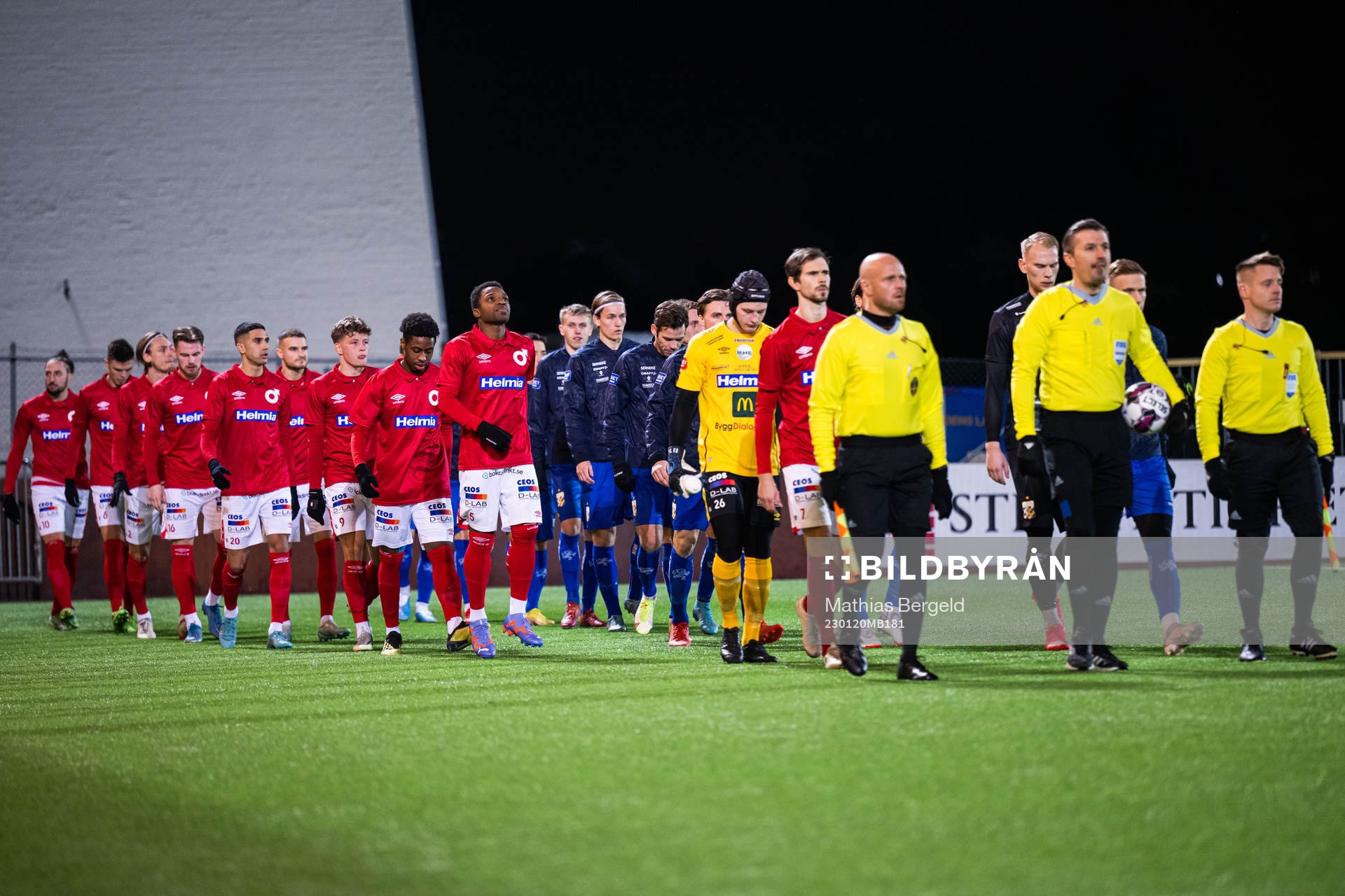 Degerfors och IFK Göteborgs spelare gör entré inför träningsmatchen i fotboll mellan IFK Göteborg och Degerfors den 20 januari 2023 i Göteborg.