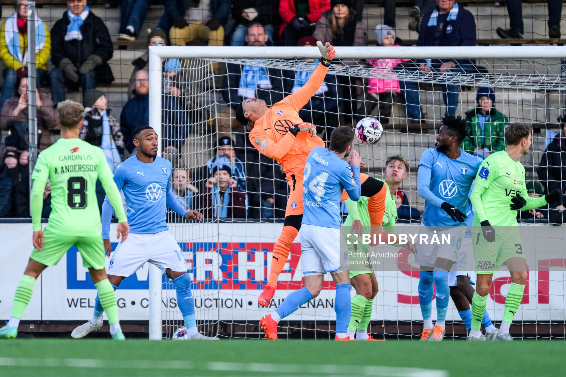 Malmö FFs Derek Cornelius, målvakt Johan Dahlin och Malik