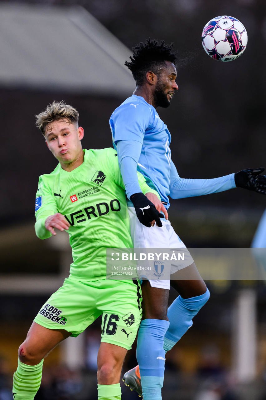 Randers Mads Enggård och Malmö FFs Malik Abubakari