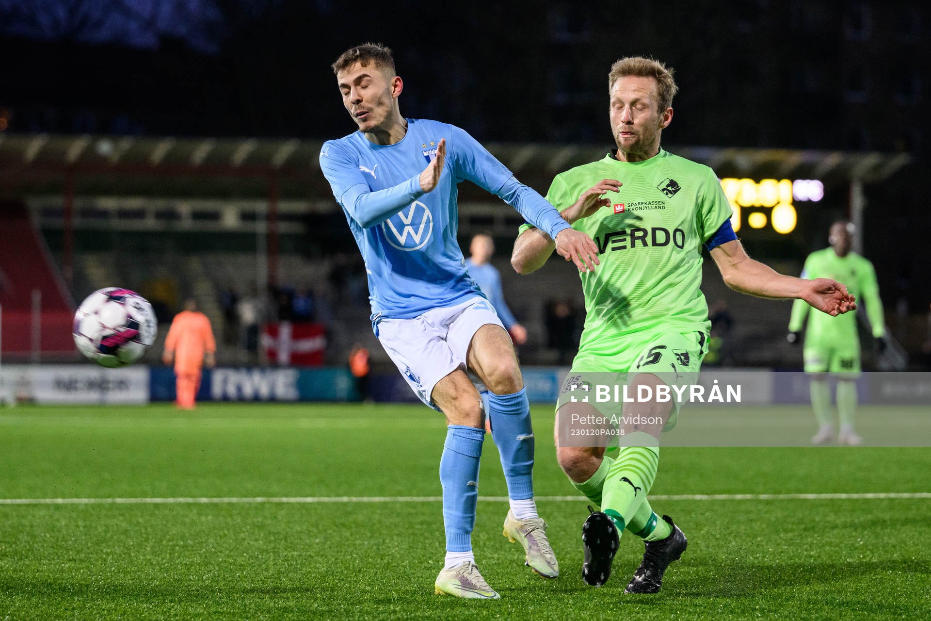 Malmö FFs Patriot Sejdiu och Randers Björn Kopplin under träningsmatchen i fotboll mellan Malmö FF och Randers den 20 januari 2023 i Malmö.