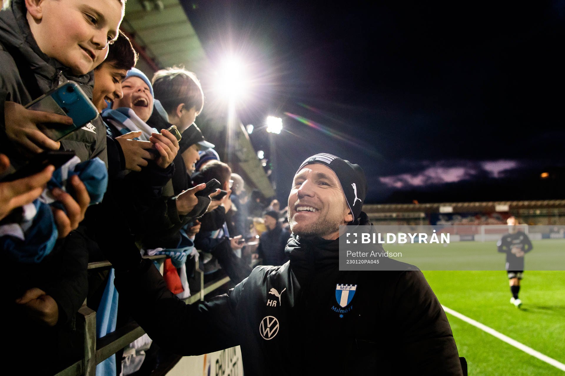 Malmö FFs tränare Henrik Rydström tar selfies med