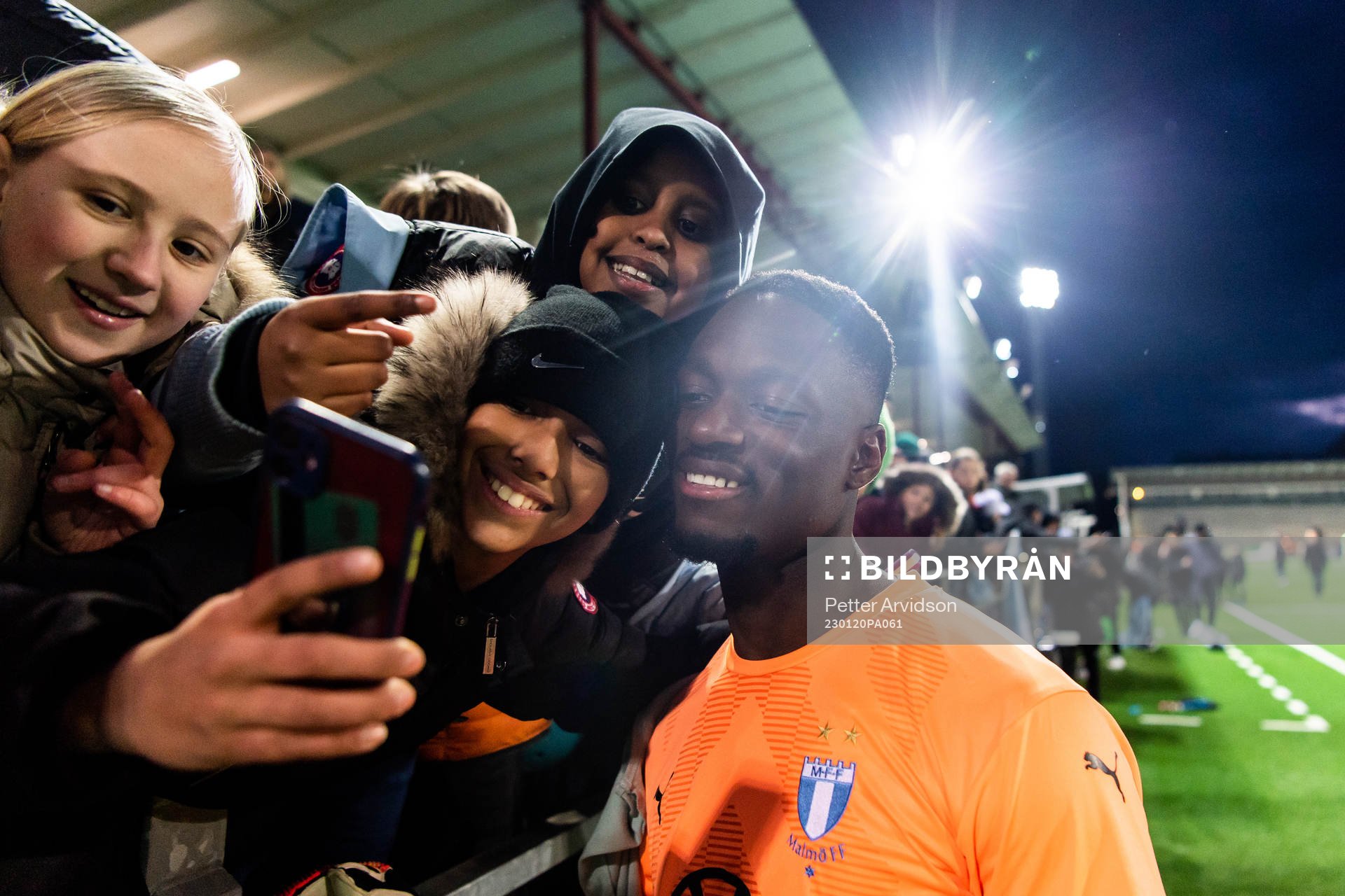 Malmö FFs målvakt Ismael Diawara tar selfies med