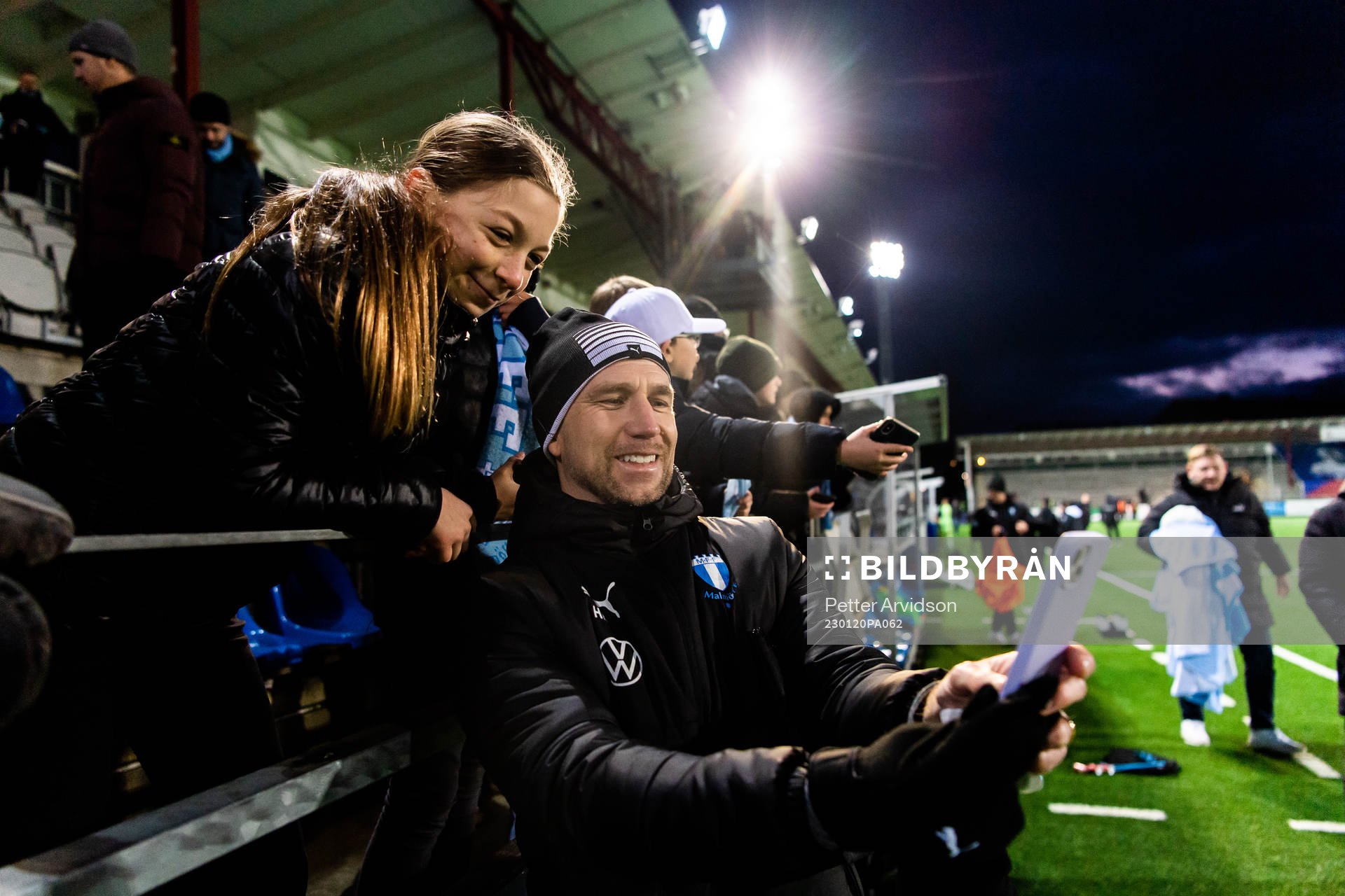 Malmö FFs tränare Henrik Rydström tar selfies med