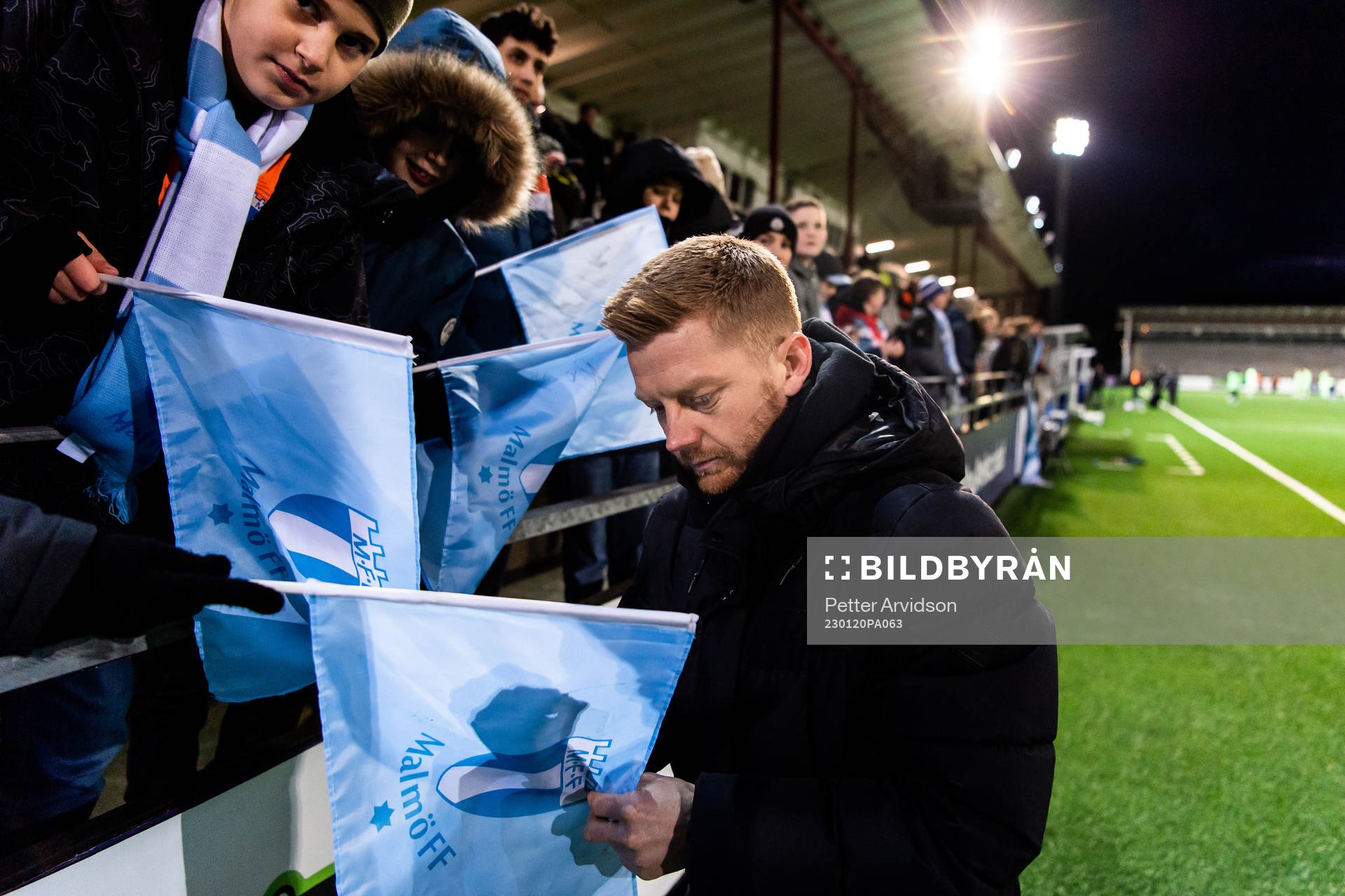 Malmö FFs Anders Christiansen skriver autografer