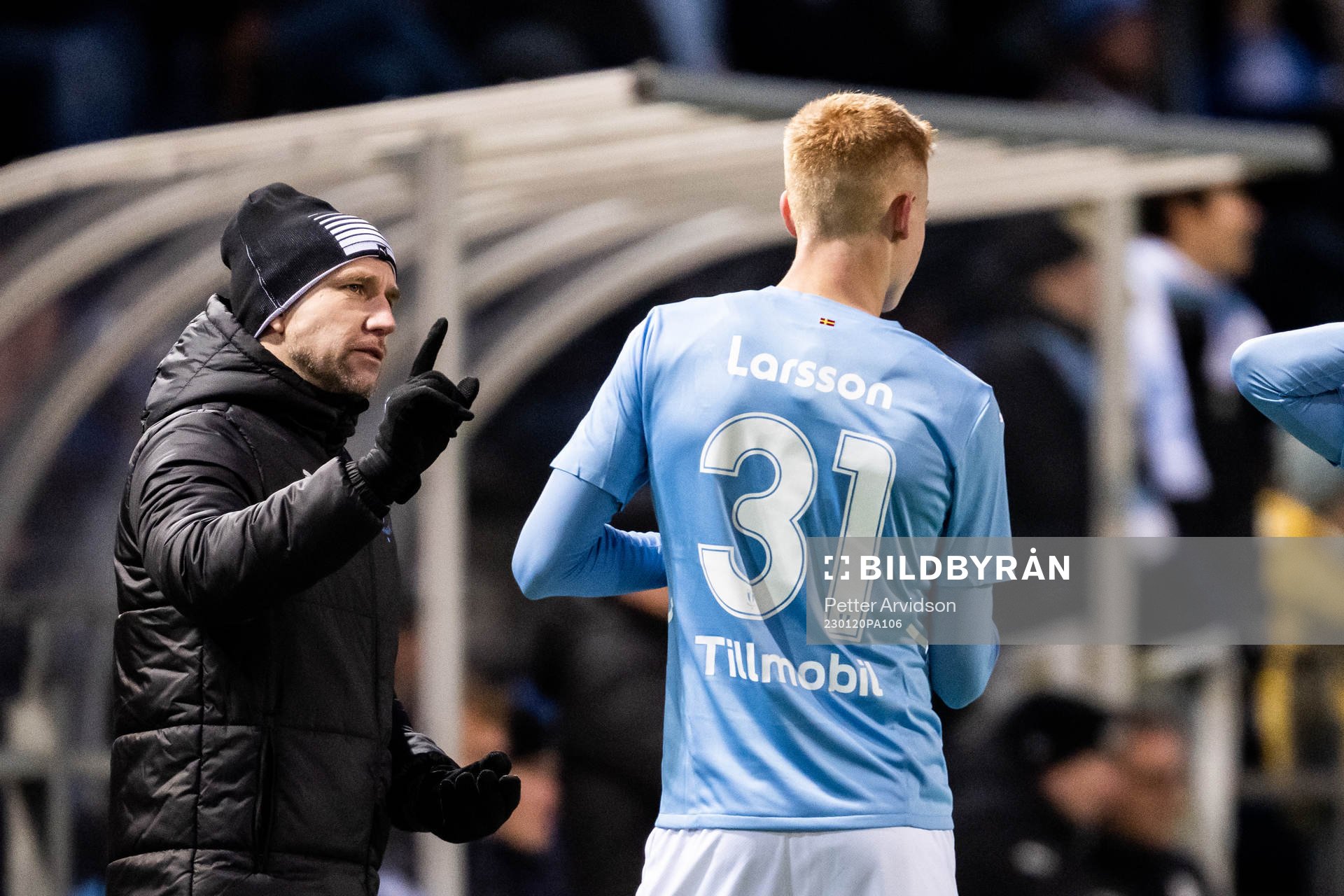 Malmö FFs tränare Henrik Rydström i samtal med Hugo