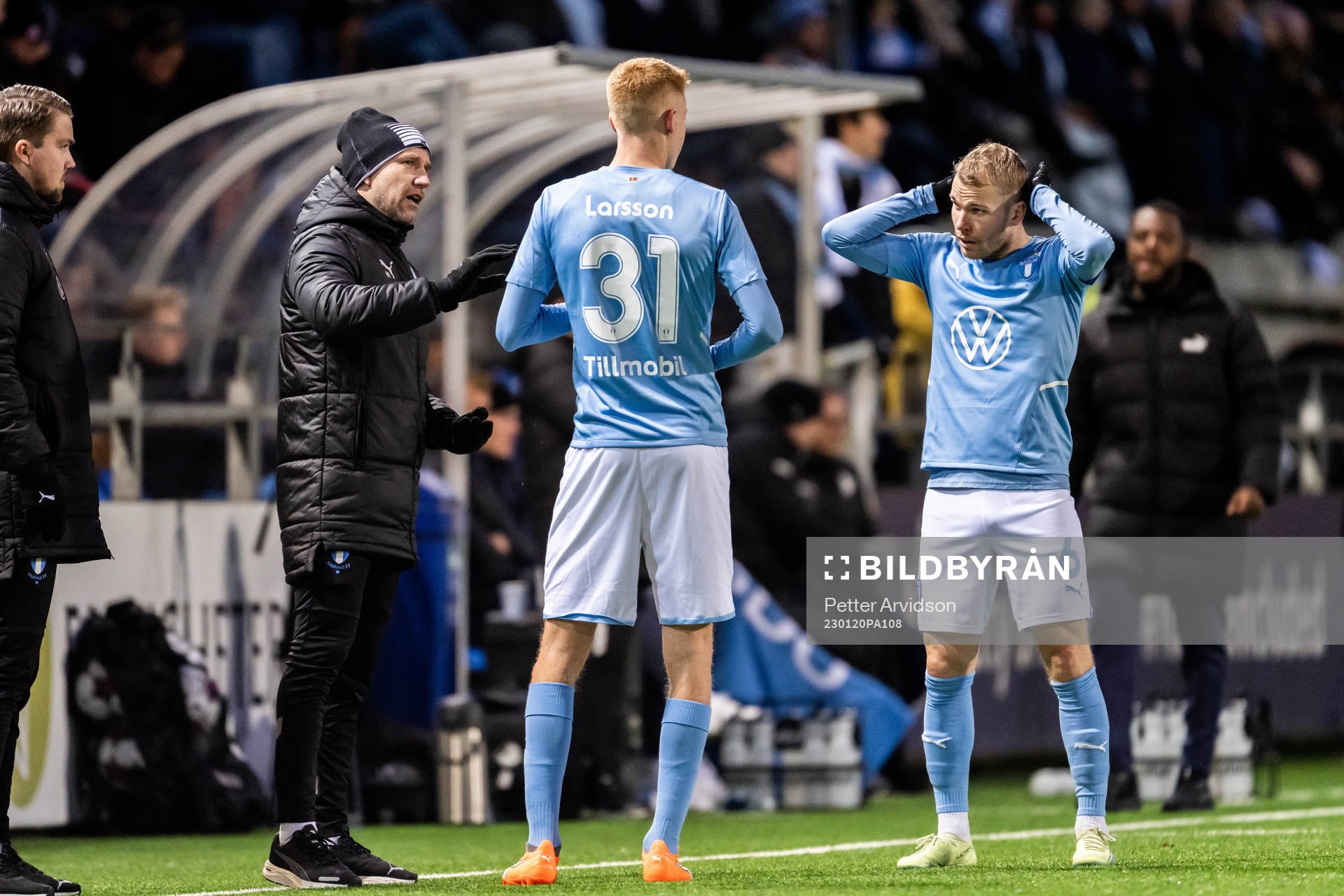 Malmö FFs tränare Henrik Rydström i samtal med Hugo