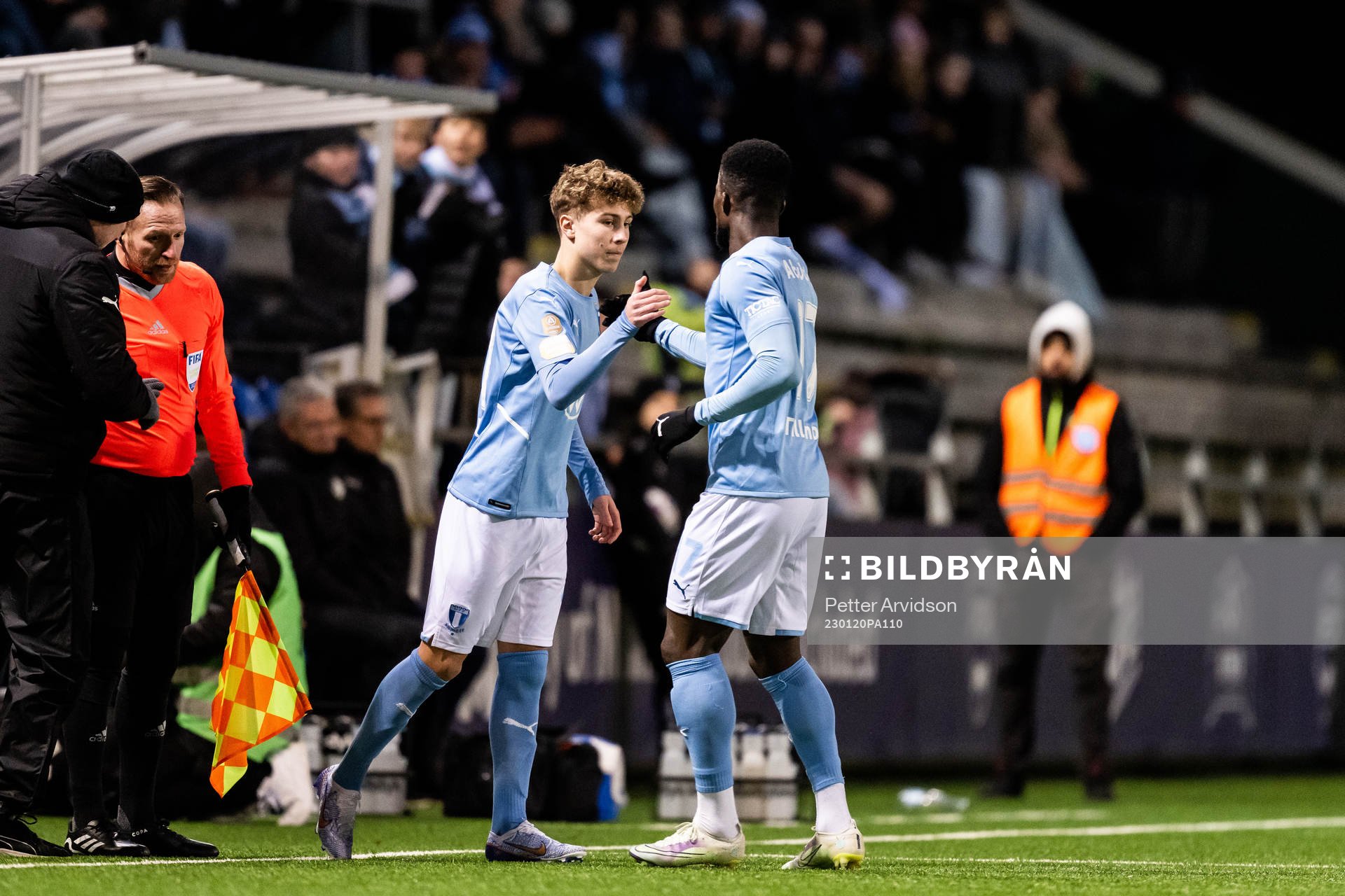 Malmö FFs Hugo Bolin byts in och Malik Abubakari utgår under träningsmatchen i fotboll mellan Malmö FF och Randers den 20 januari 2023 i Malmö.
