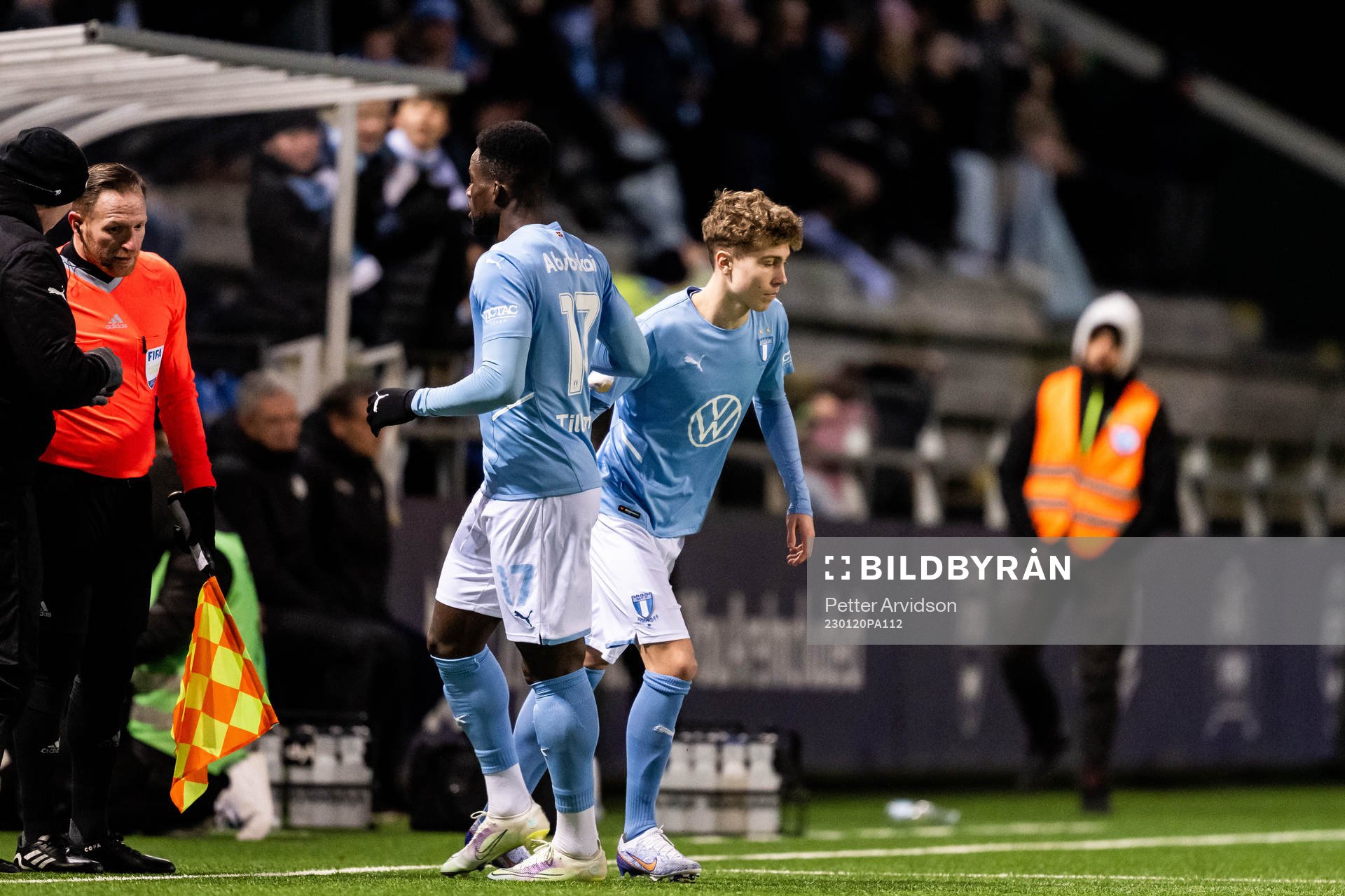 Malmö FFs Hugo Bolin byts in och Malik Abubakari utgår