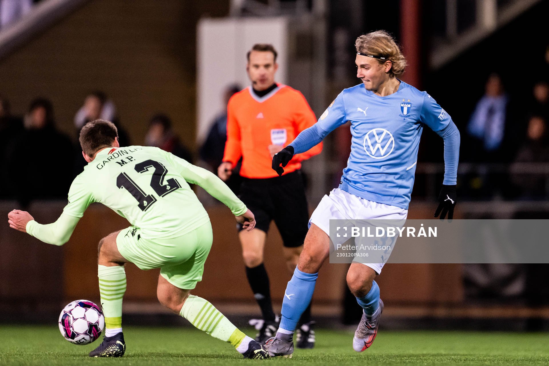Malmö FFs Sebastian Nanasi och Randers Mikkel Pedersen under träningsmatchen i fotboll mellan Malmö FF och Randers den 20 januari 2023 i Malmö.