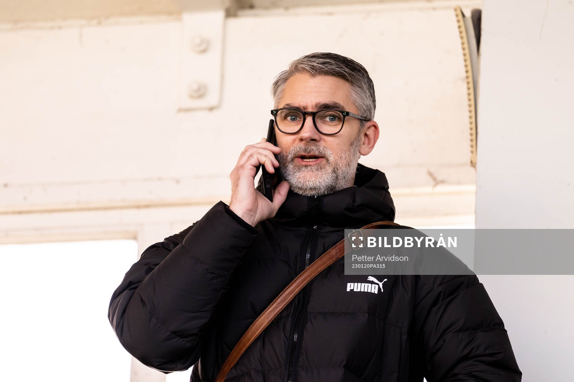 Malmö FFs VD Niclas Carlnén pratar i telefon