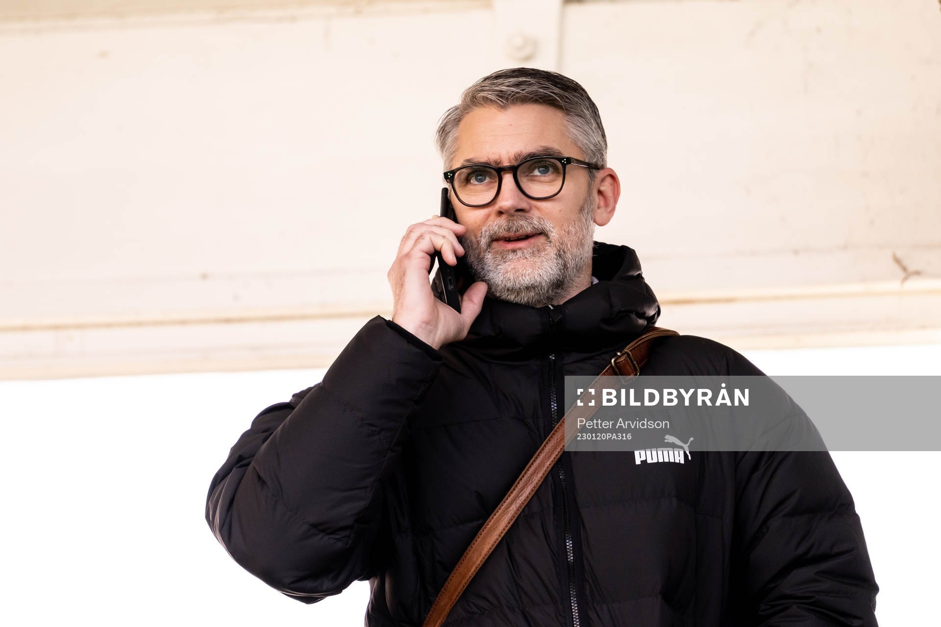 Malmö FFs VD Niclas Carlnén pratar i telefon