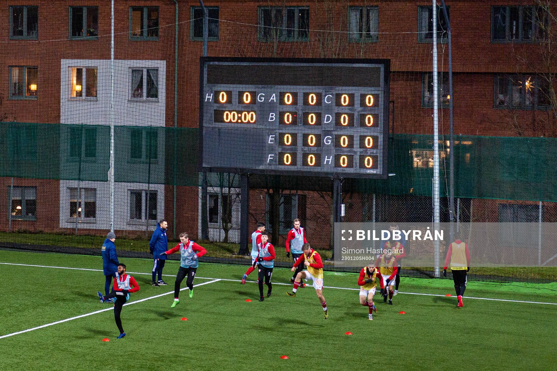 Sandvikens spelare värmer upp inför en träningsmatch i fotboll mellan Hammarby och Sandviken den 20 januari 2023 i Stockholm. 