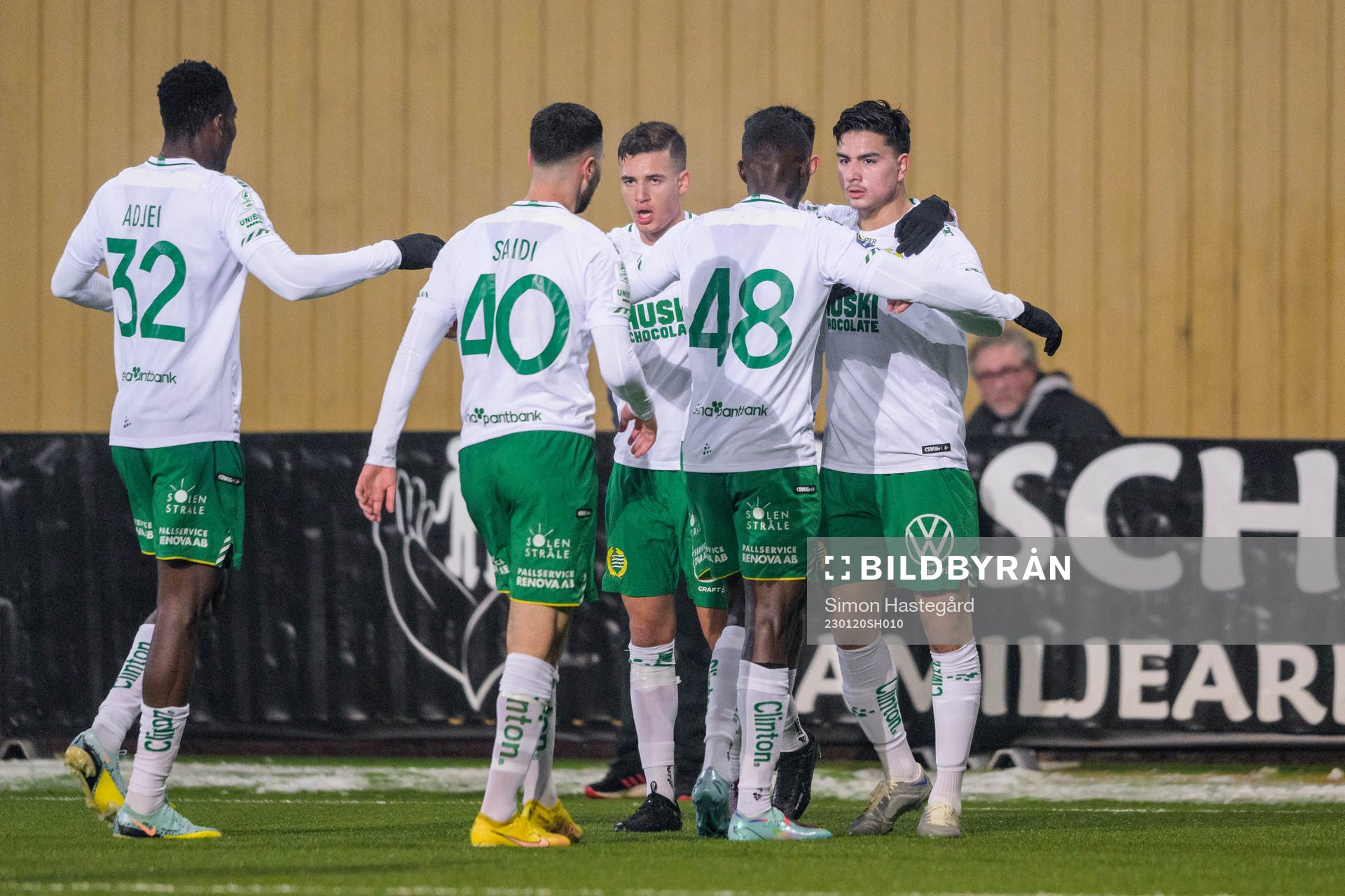 Hammarbys Jusef Erabi jublar med lagkamrater