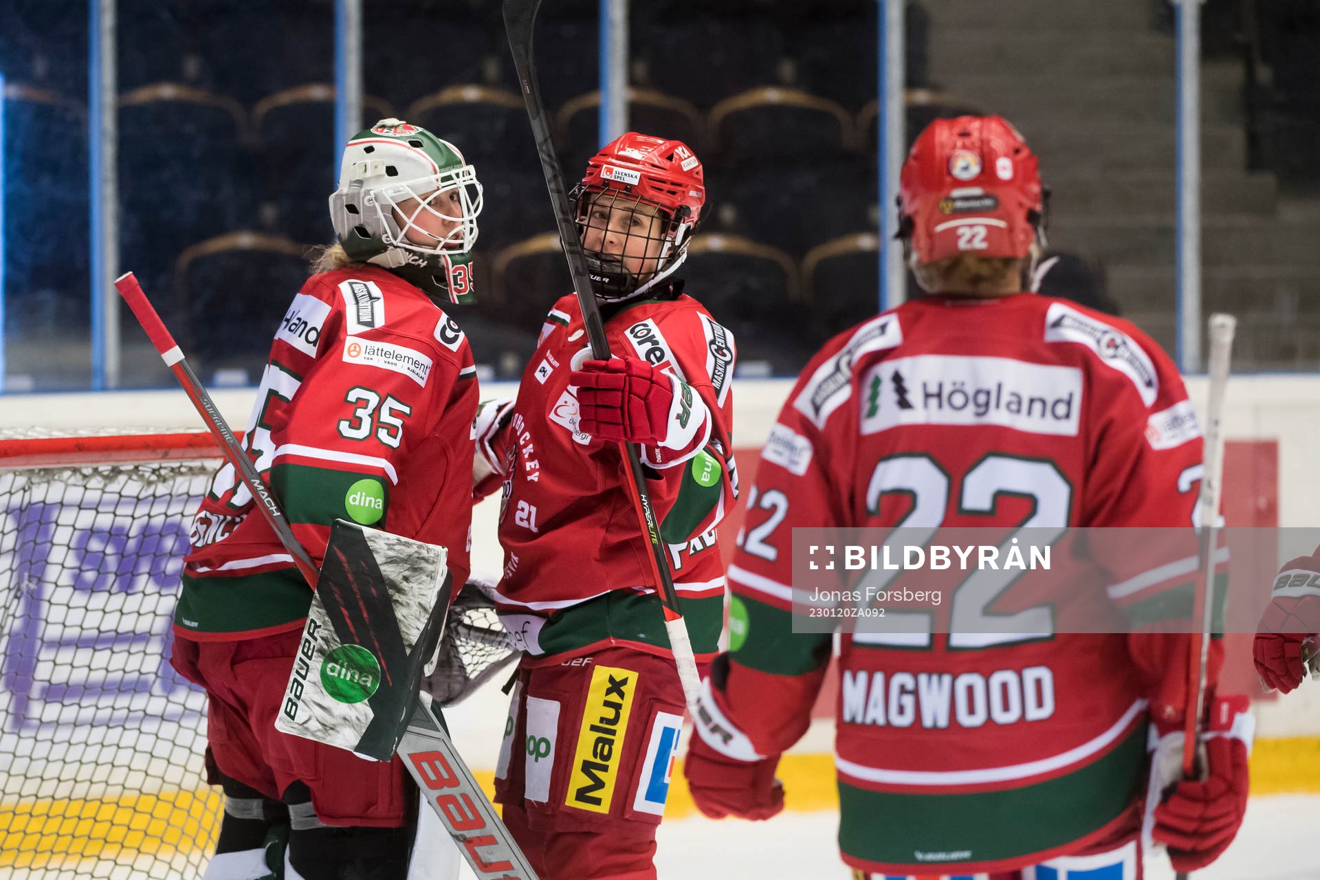 Modos målvakt Lauren Bench jublar med Julia Perjus