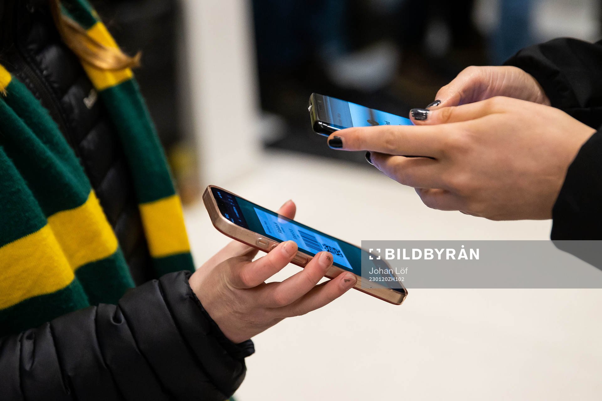 Biljetter scannas innan ishockeymatchen i Hockeyallsvenskan