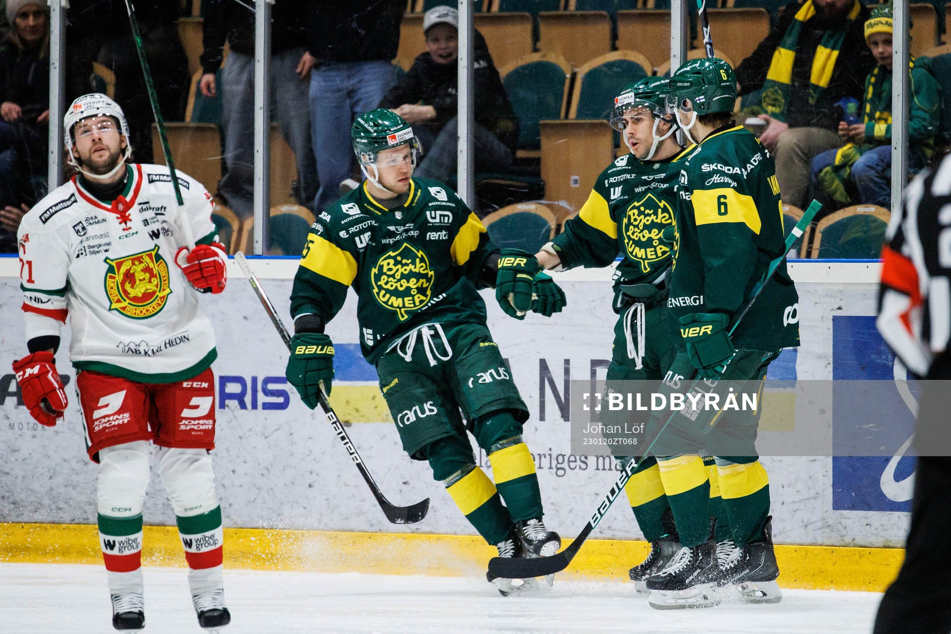 Björklövens Maxime Fortier jublar med lagkamrater