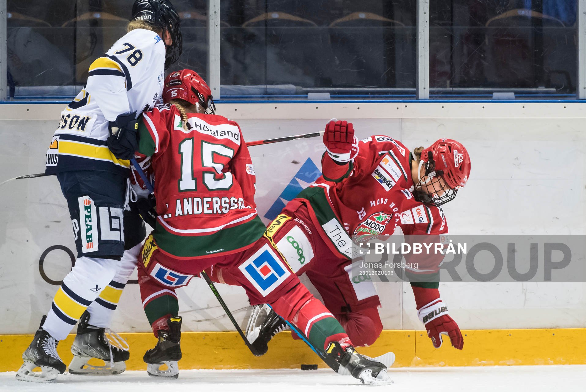 HV71s Elin Svensson och Modos Linnea Andersson samt Brooke